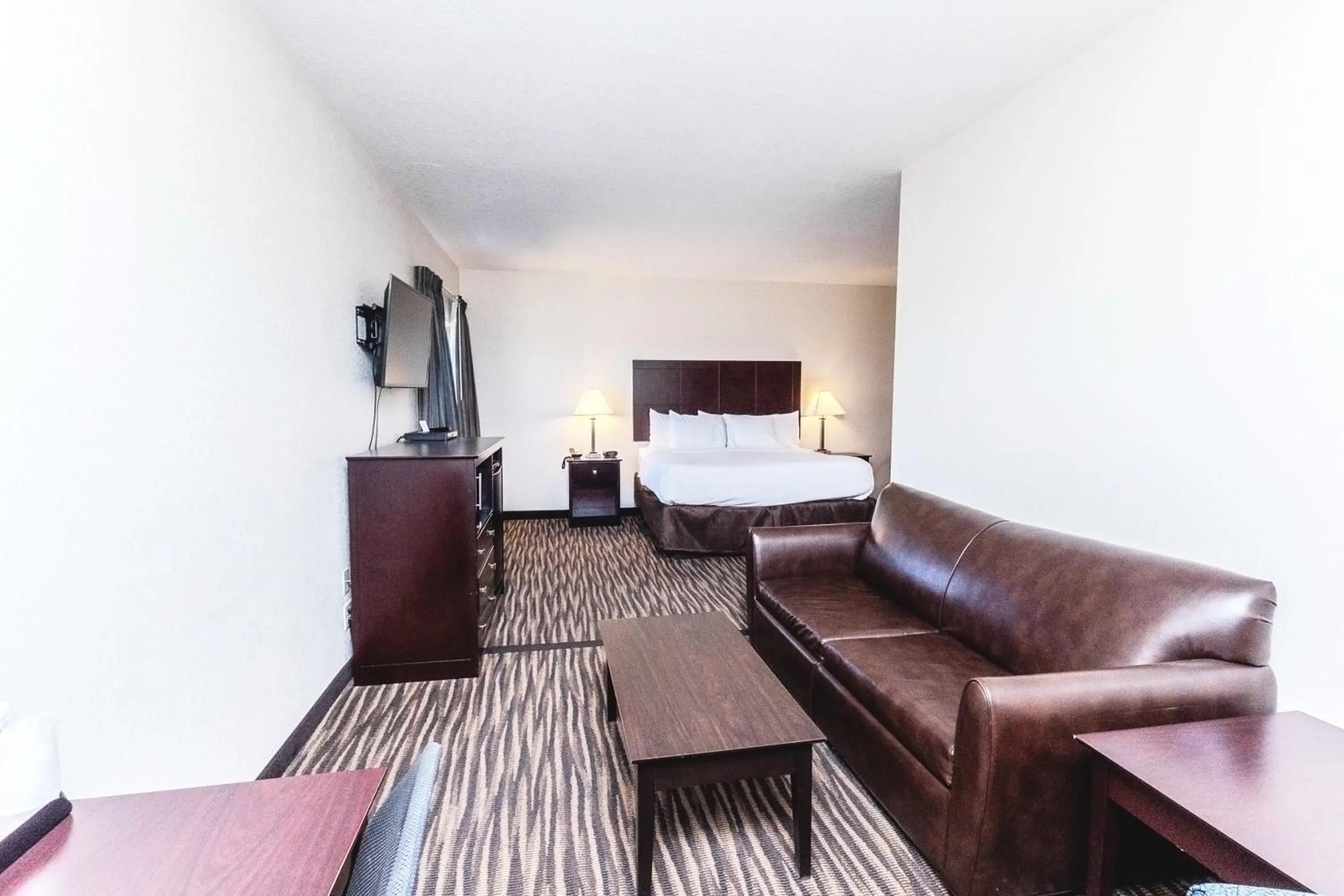 Bed in Cobblestone Inn & Suites Maryville