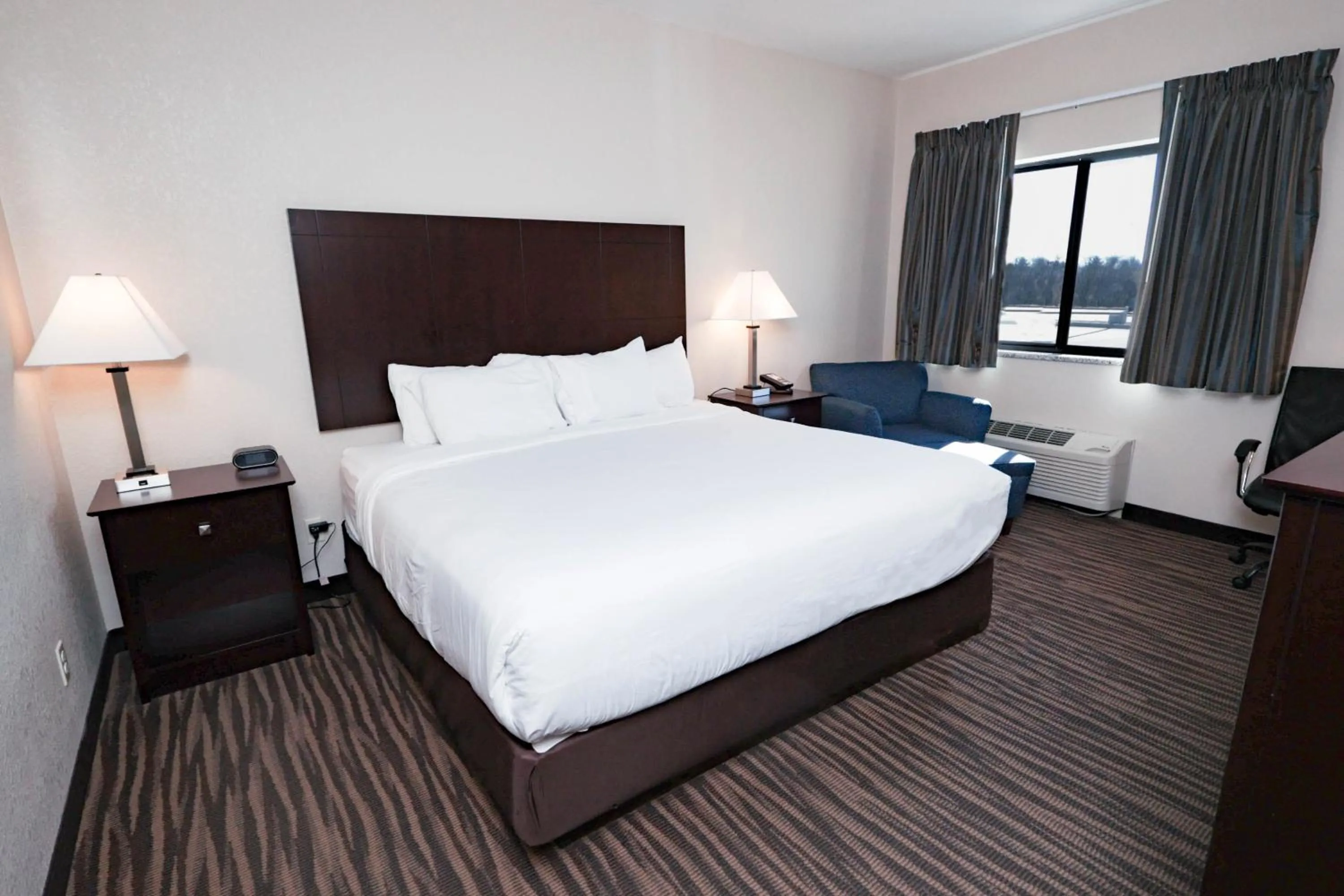 Bed in Cobblestone Inn & Suites Maryville