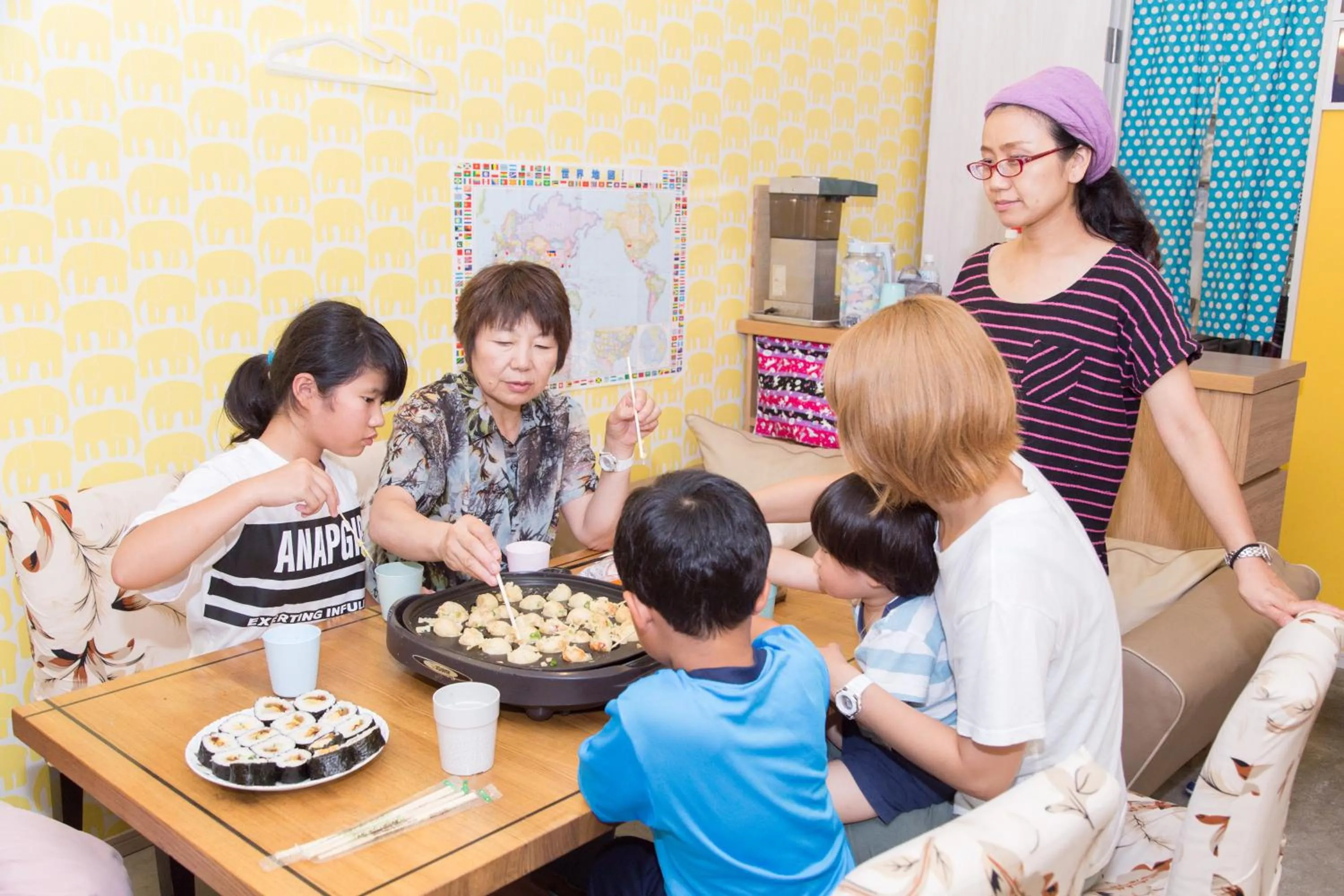 Dining area in Yadocafe Chelsea's Rainbow B&B