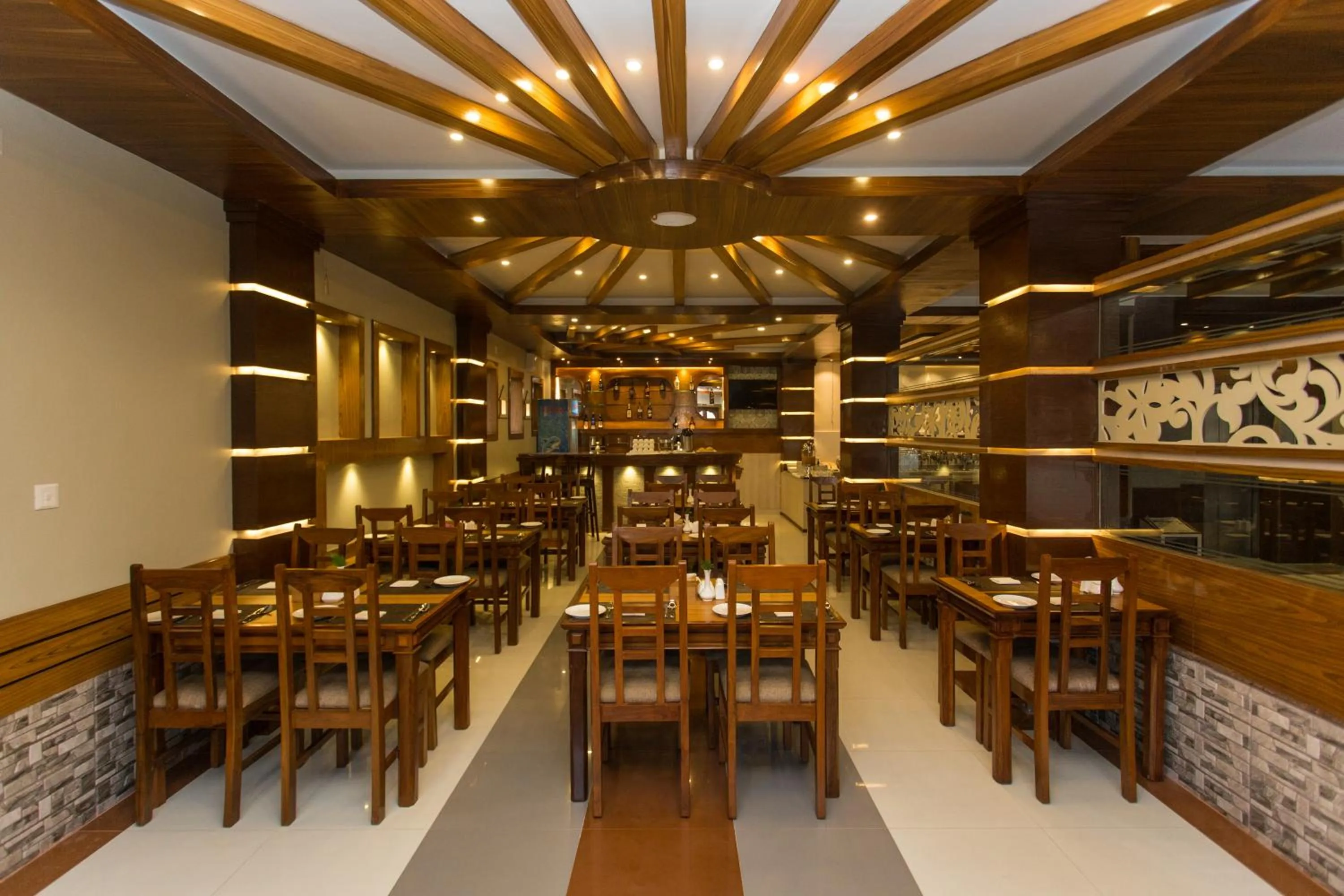 Restaurant/places to eat in Hotel White Pearl