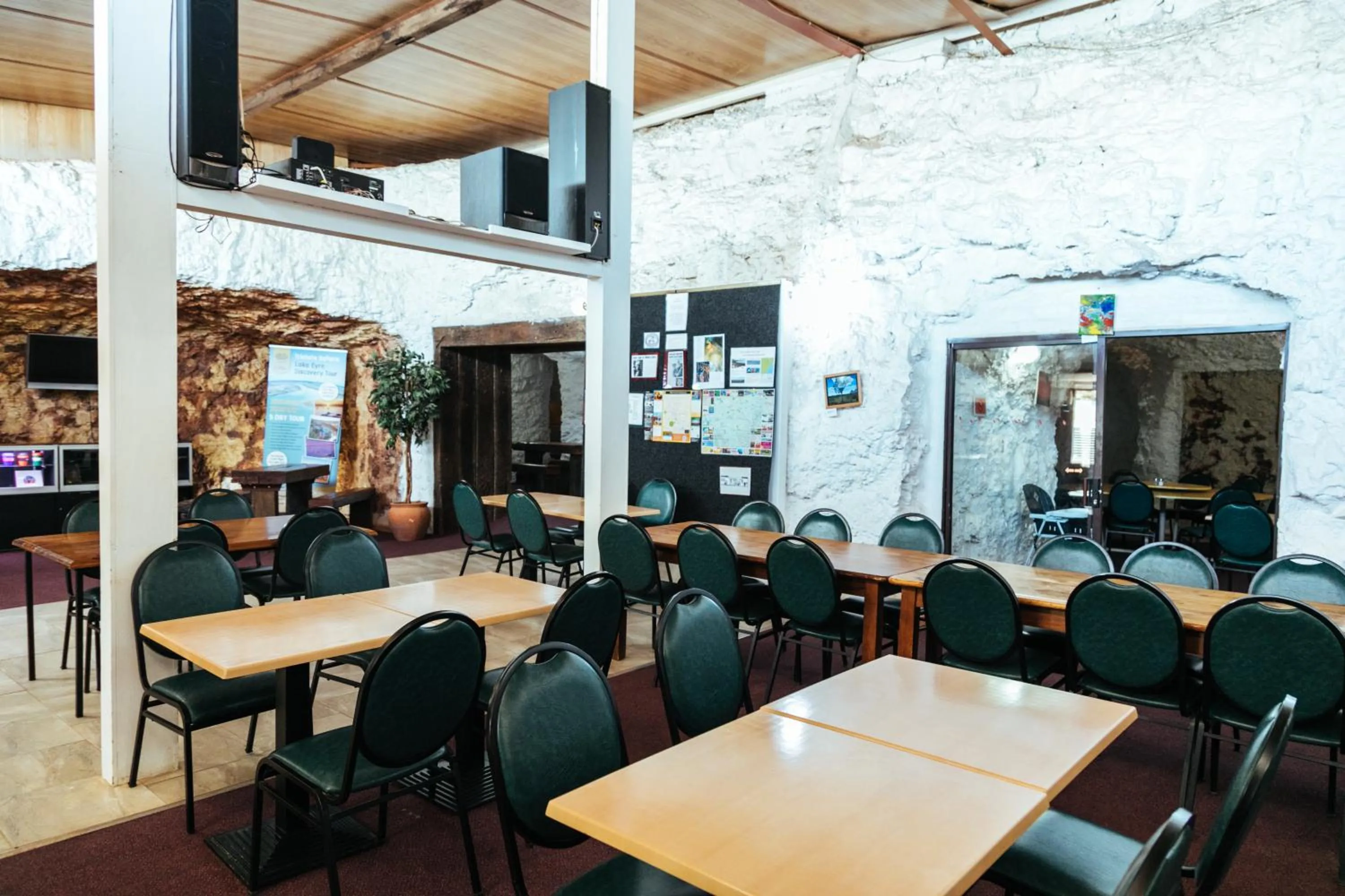 Dining area in White Cliffs Underground Motel