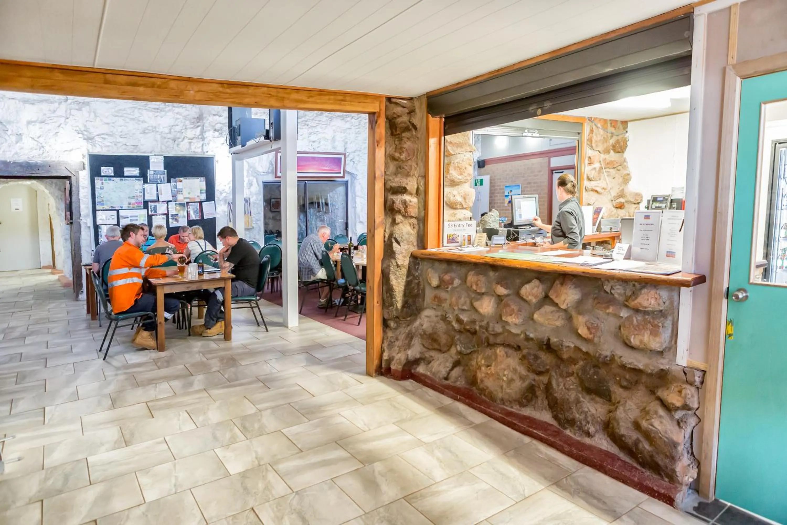 Lounge or bar in White Cliffs Underground Motel