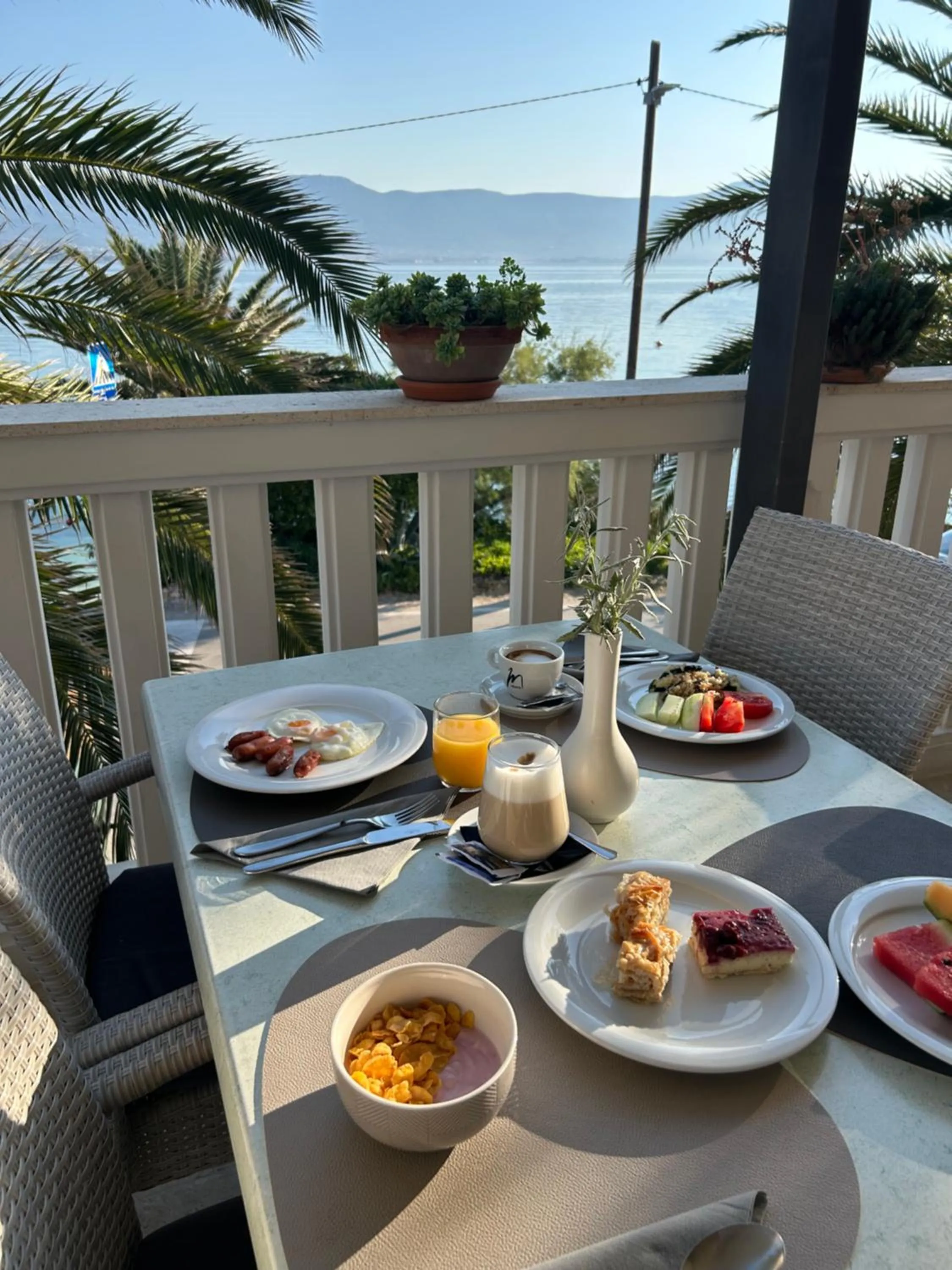 Restaurant/places to eat in Hotel Vila Tina