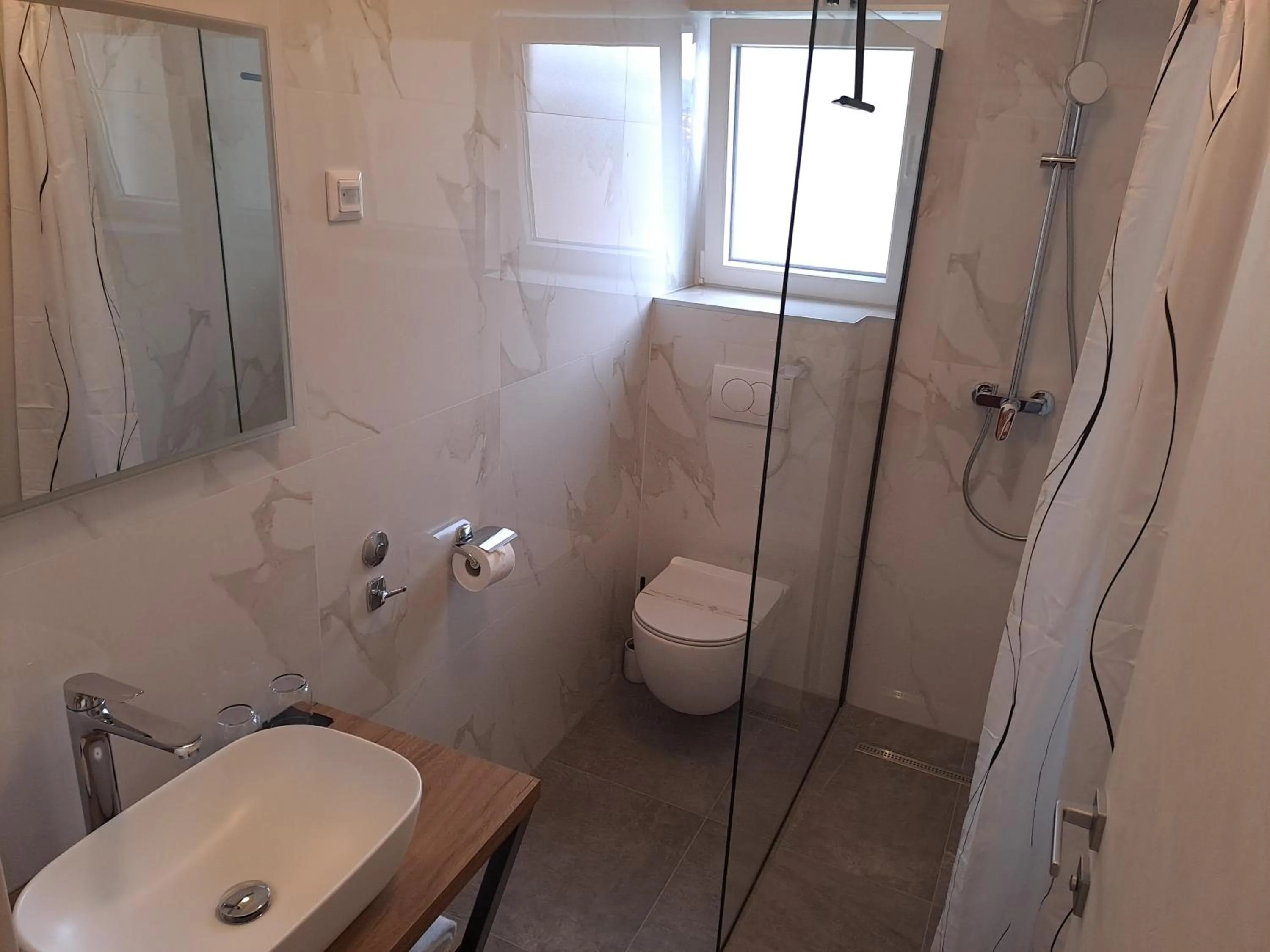 Shower in Hotel Vila Tina