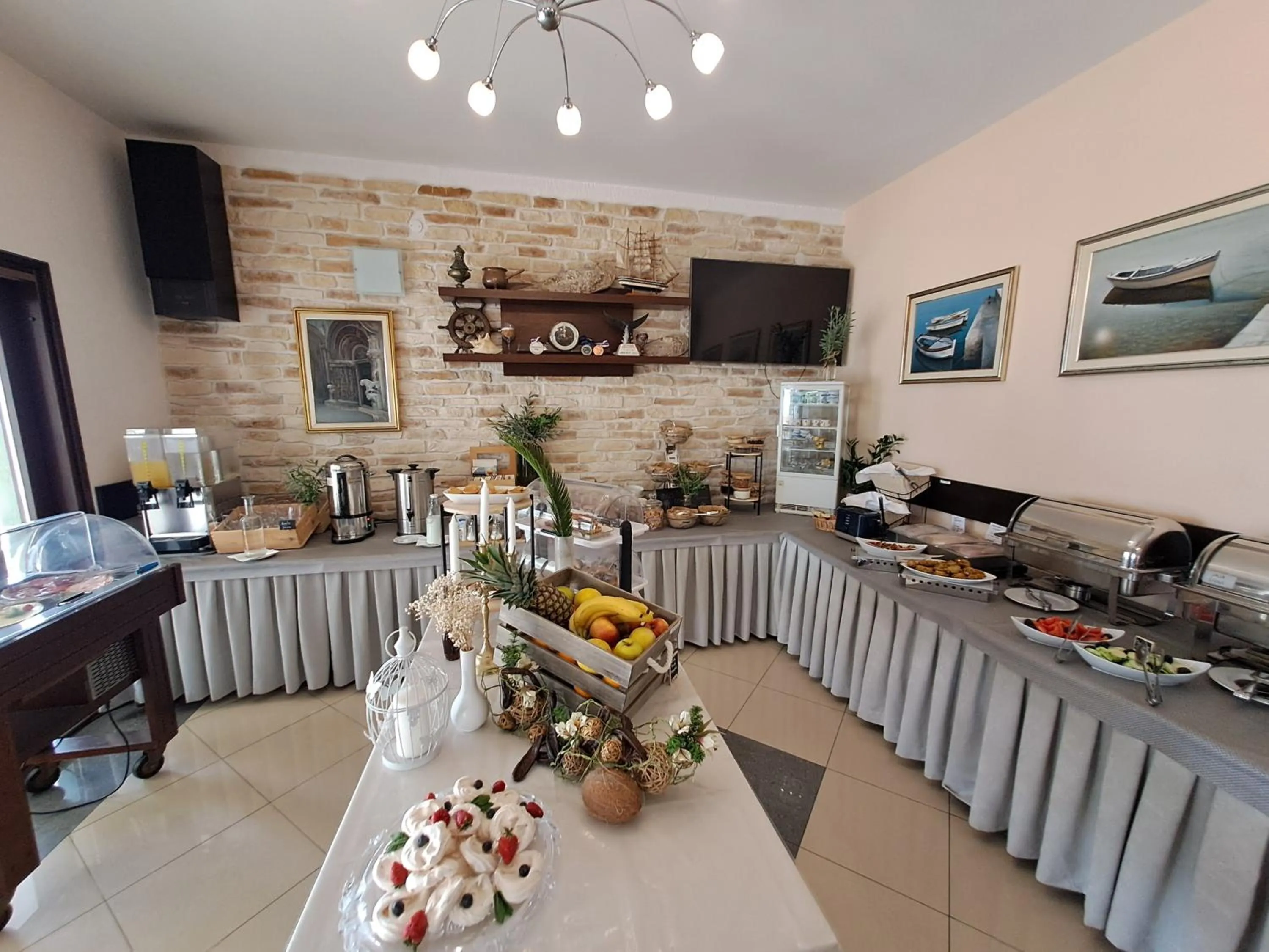 Restaurant/places to eat in Hotel Vila Tina