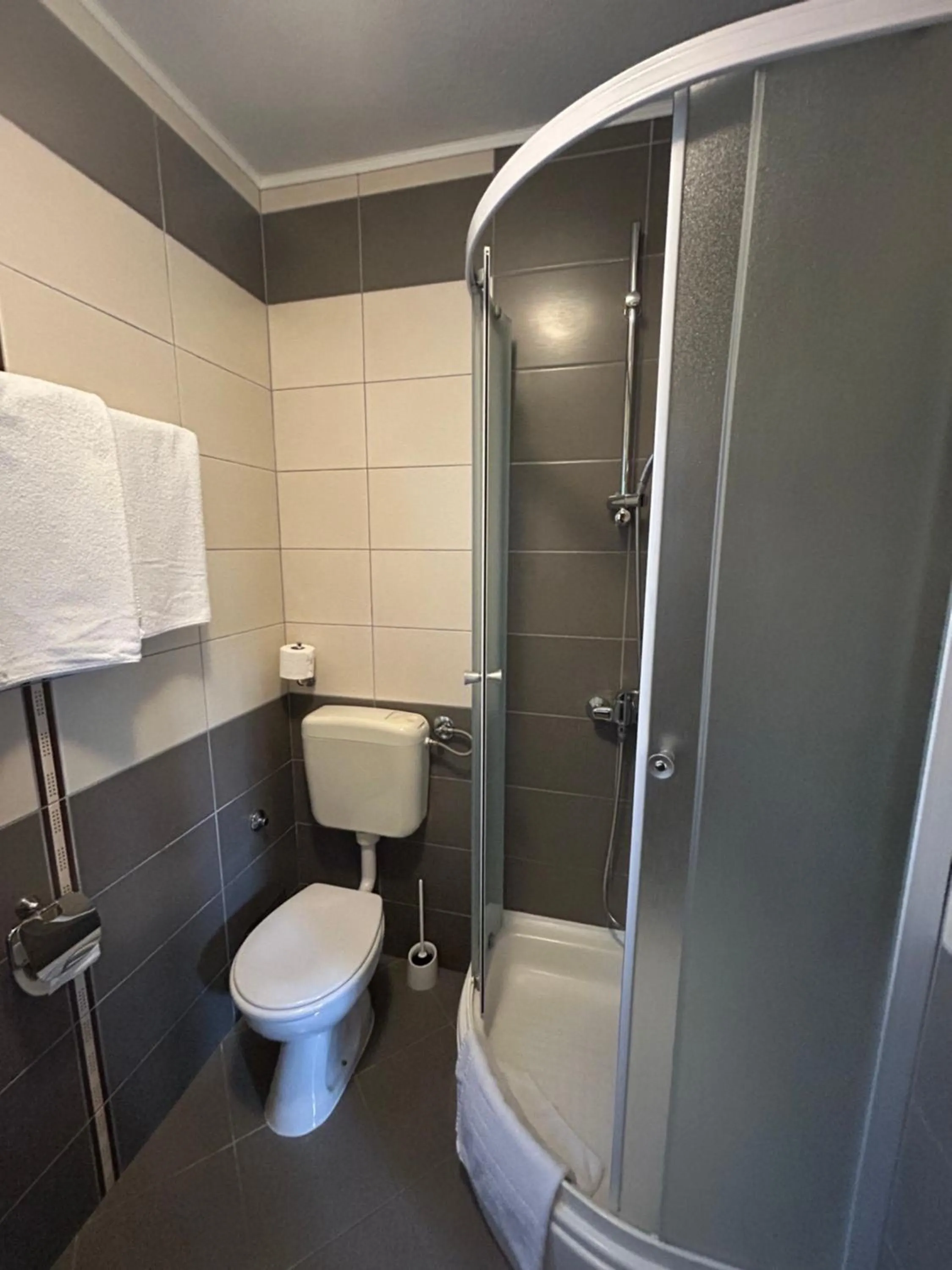 Shower in Hotel Vila Tina