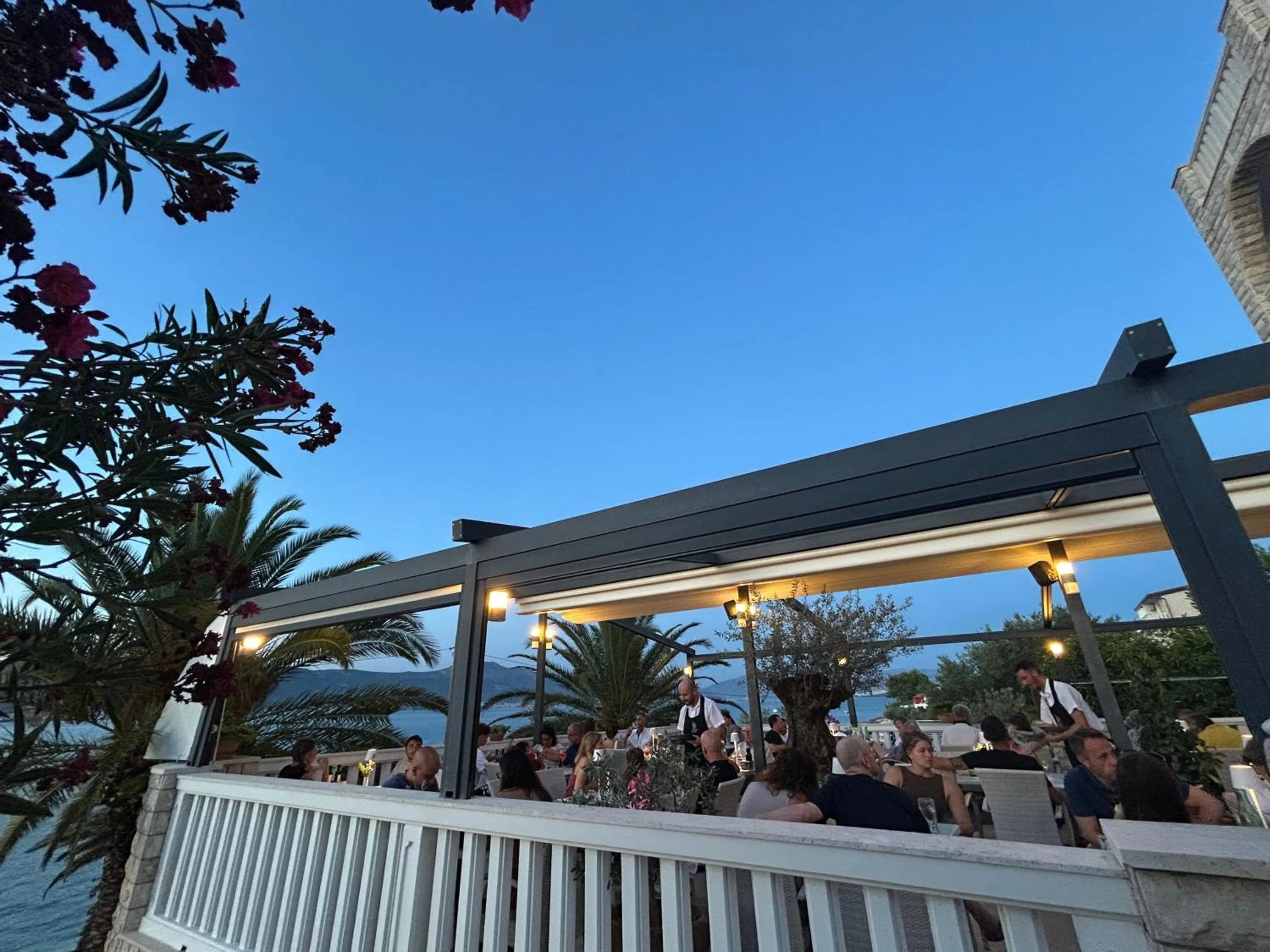 Restaurant/places to eat in Hotel Vila Tina