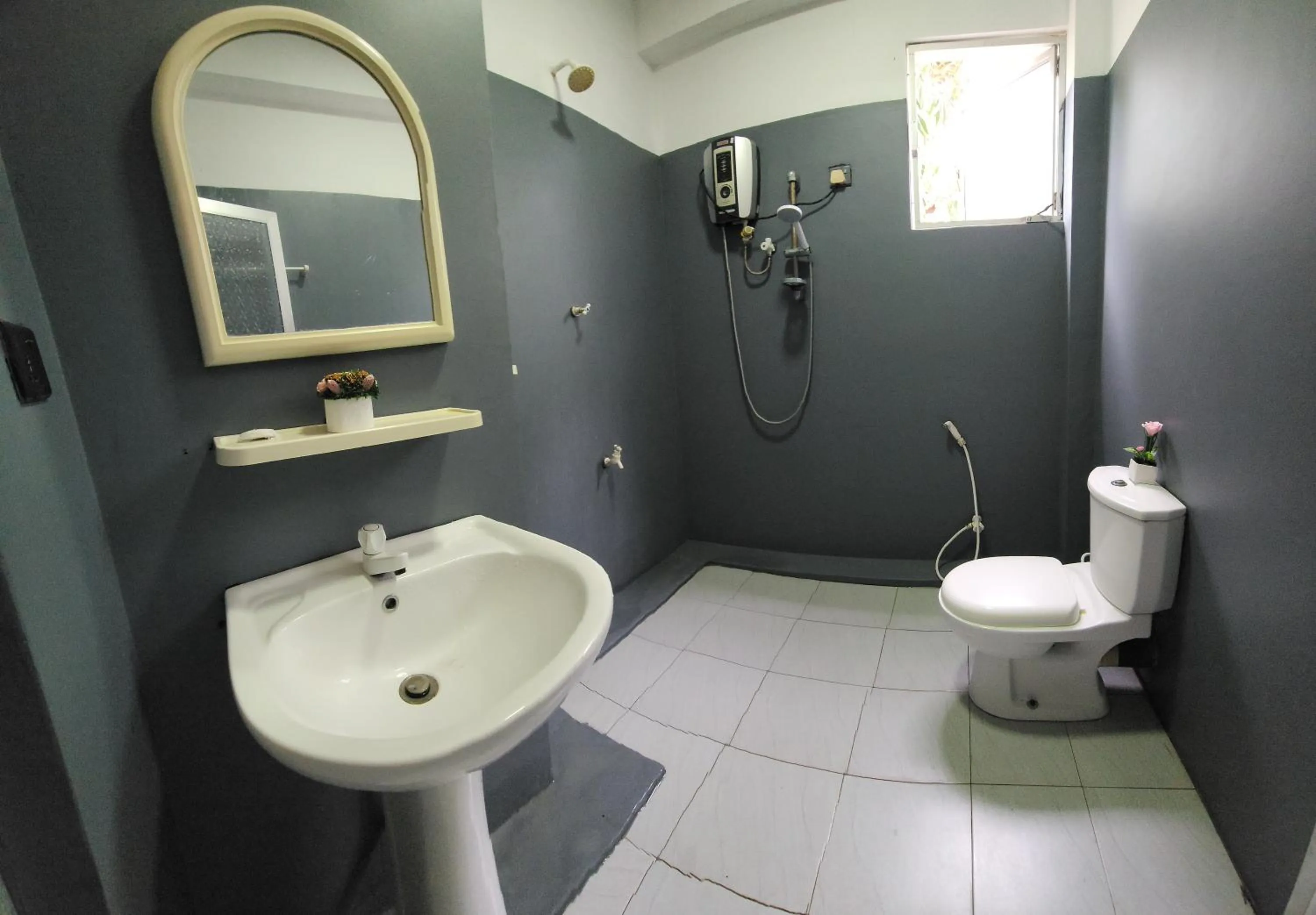 Bathroom in Dinuda Lagoon Hotel
