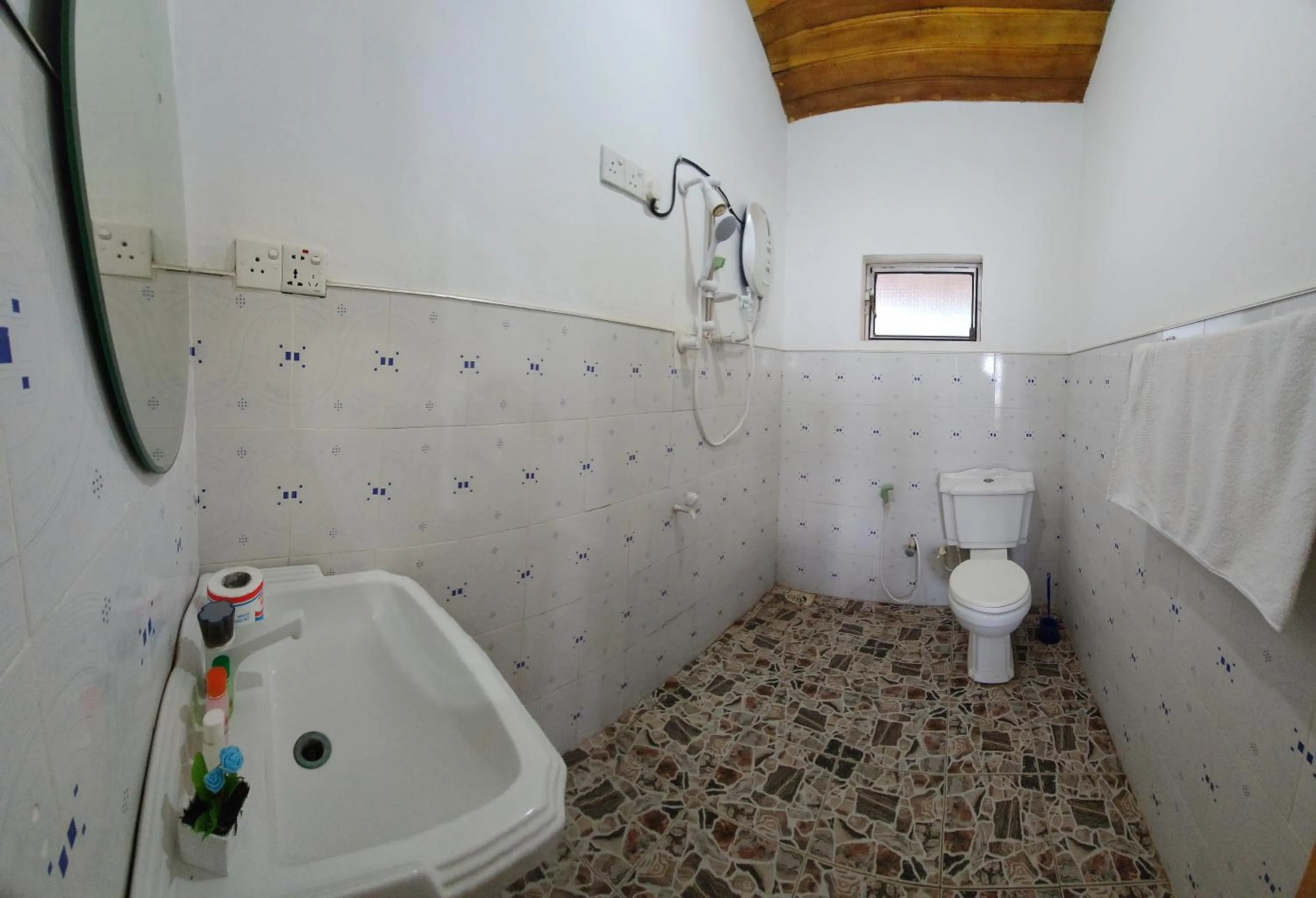 Bathroom in Dinuda Lagoon Hotel
