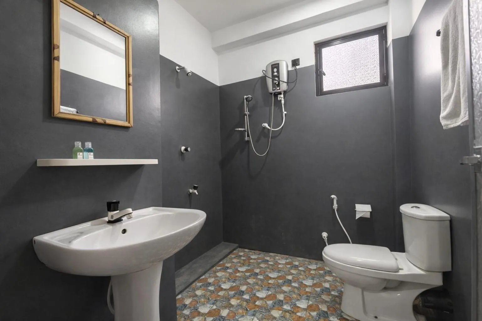 Bathroom in Dinuda Lagoon Hotel