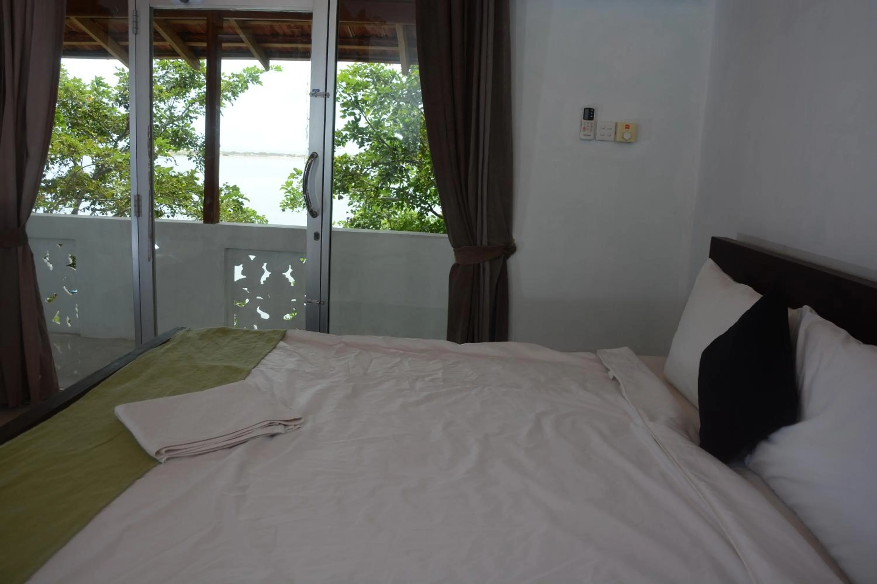 Bedroom, Bed in Dinuda Lagoon Hotel