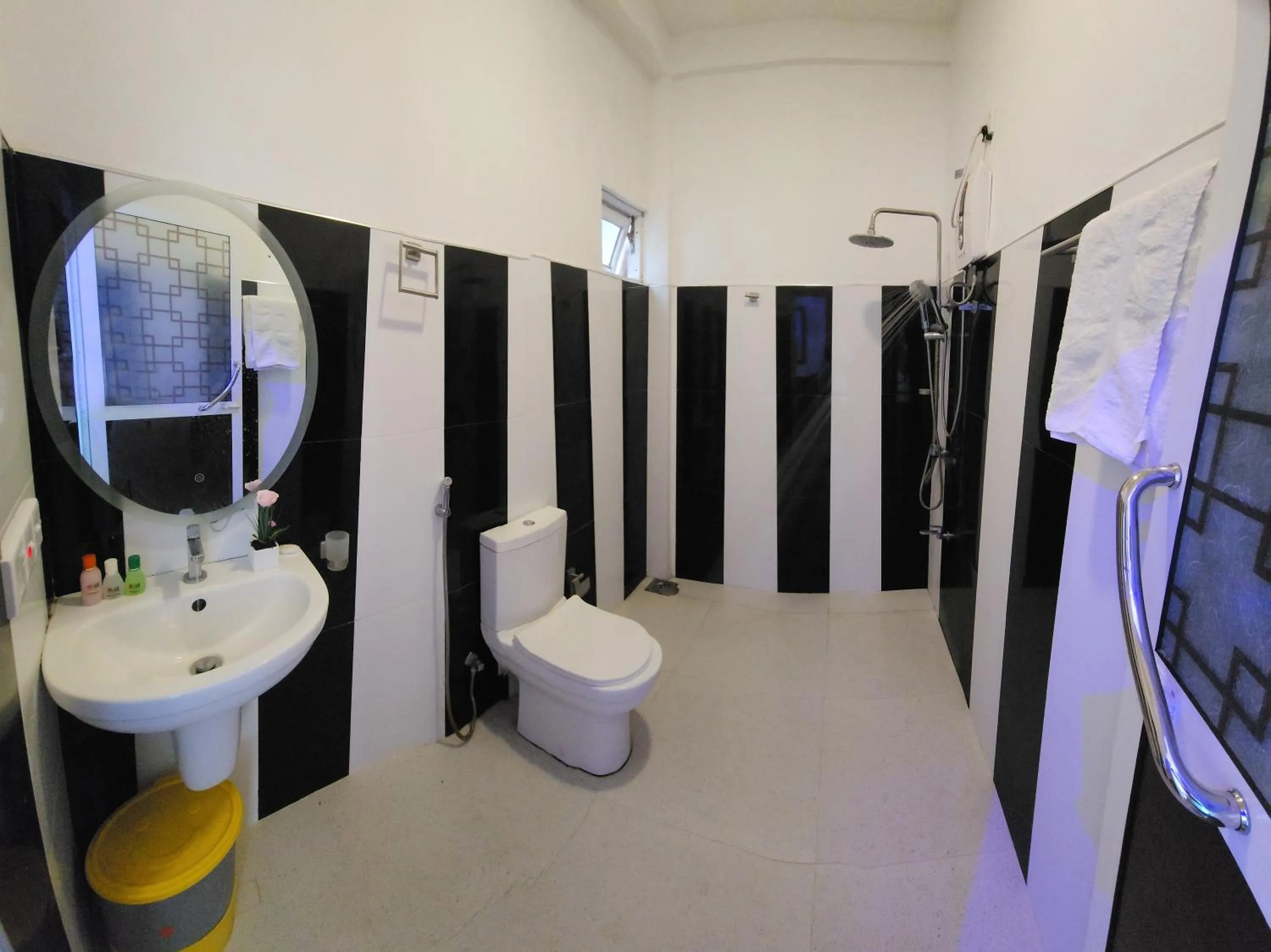 Bathroom in Dinuda Lagoon Hotel