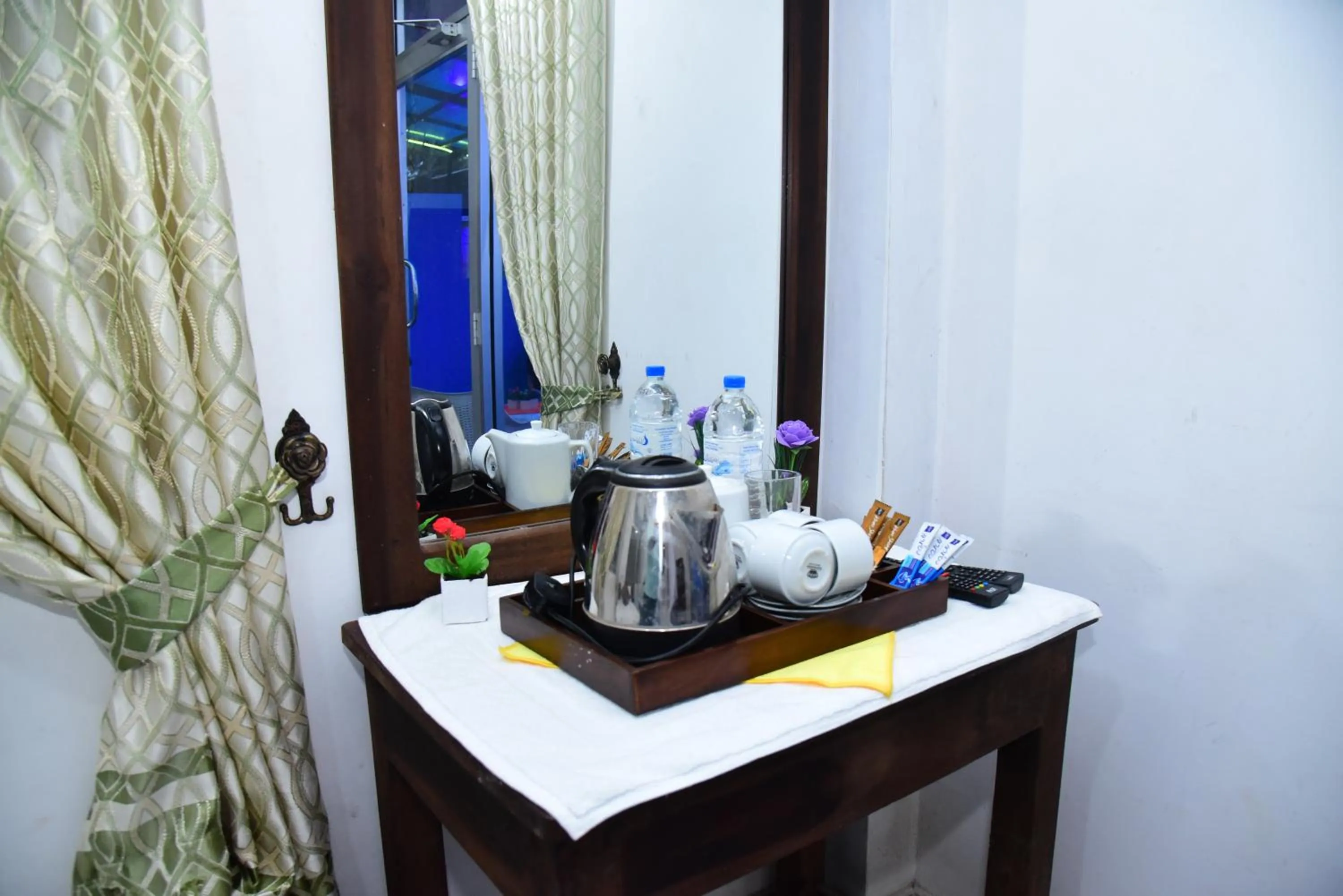 Coffee/tea facilities in Dinuda Lagoon Hotel