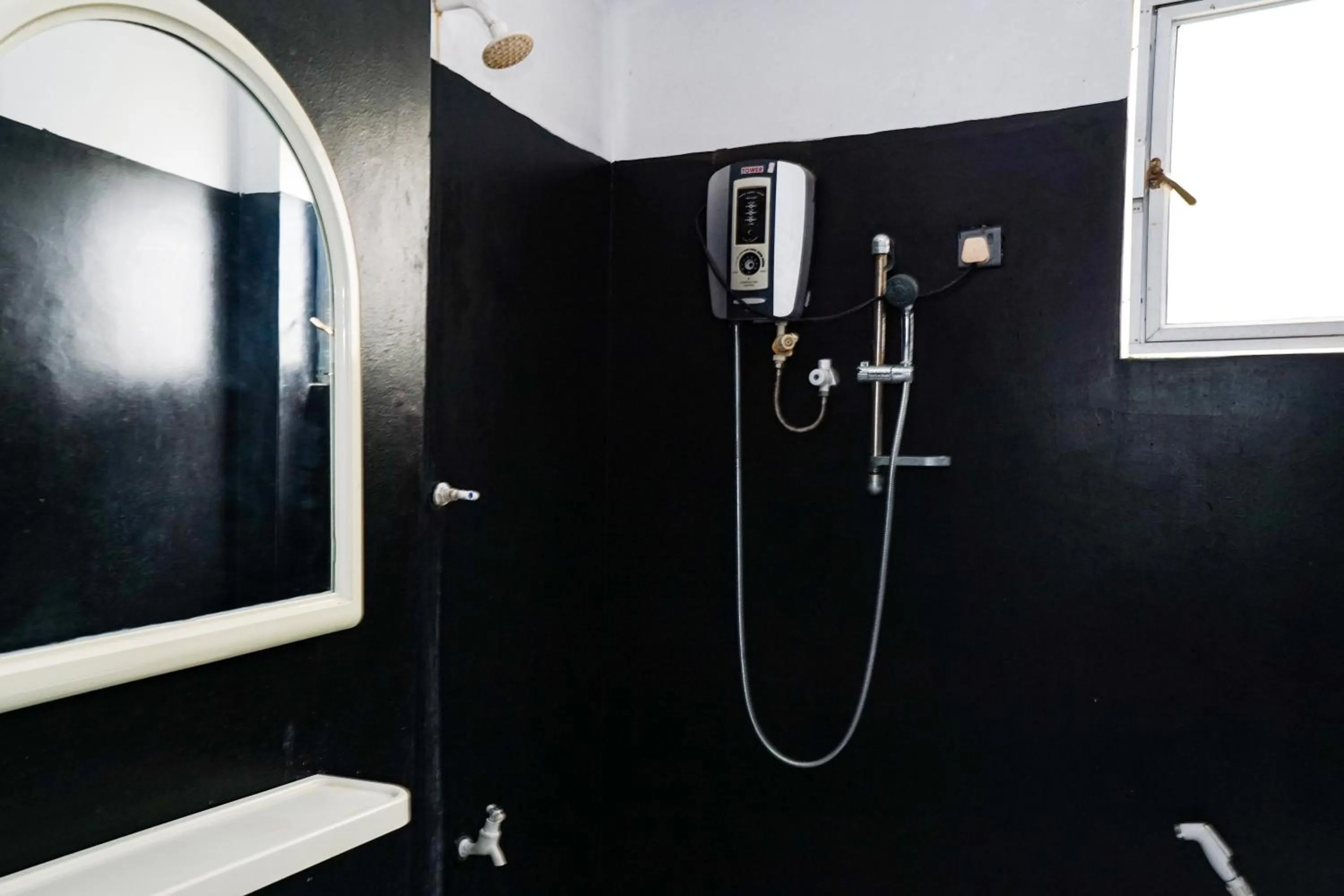 Bathroom in Dinuda Lagoon Hotel