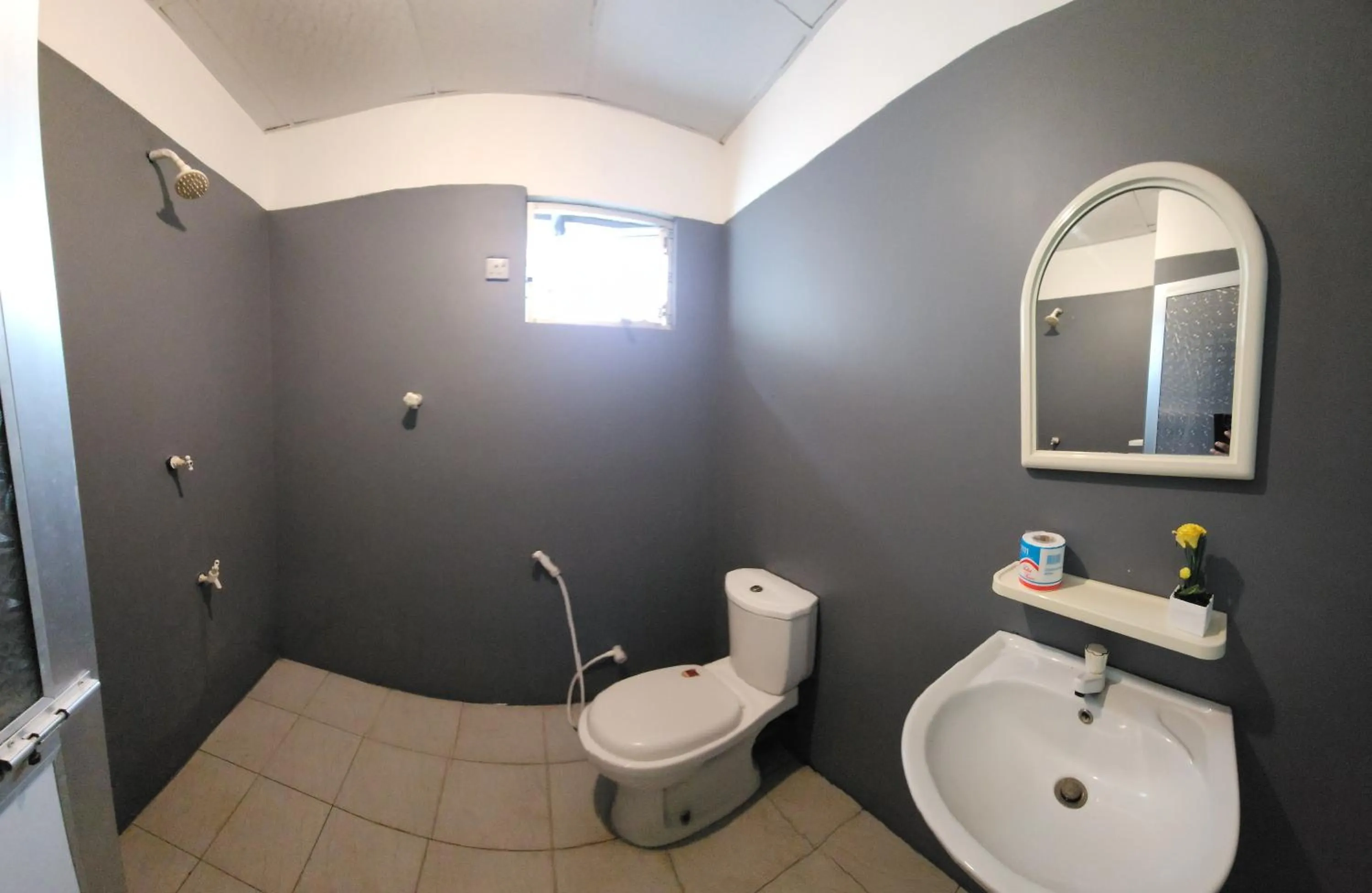 Bathroom in Dinuda Lagoon Hotel