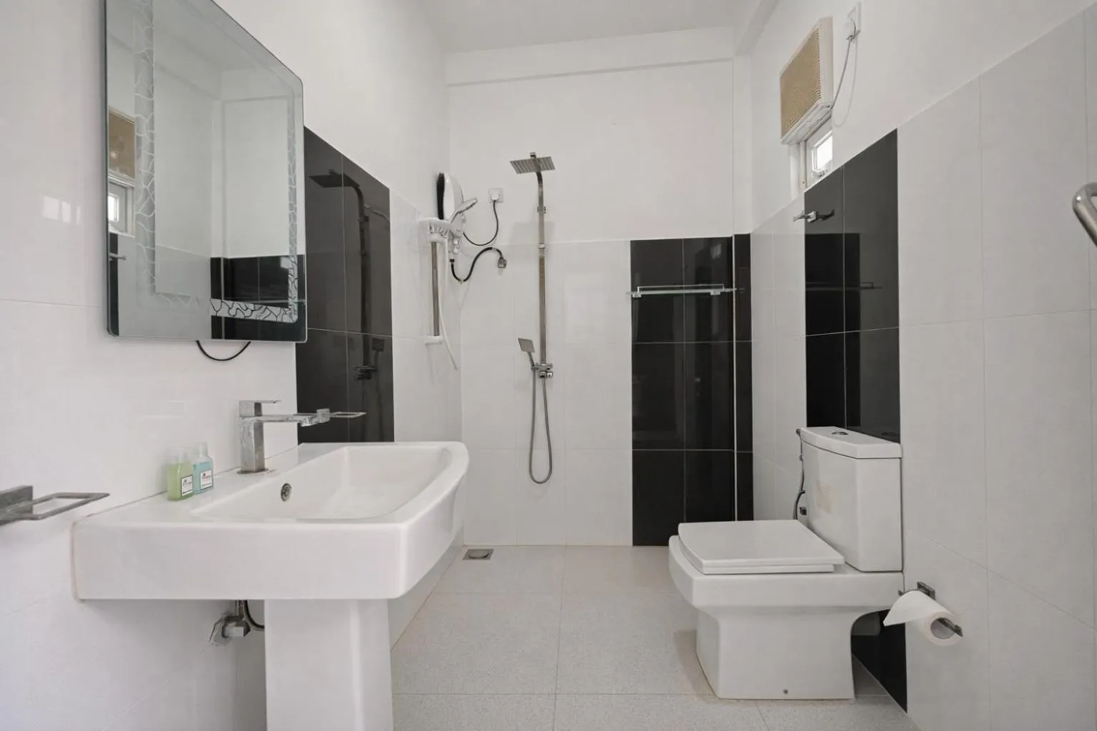 Bathroom in Dinuda Lagoon Hotel