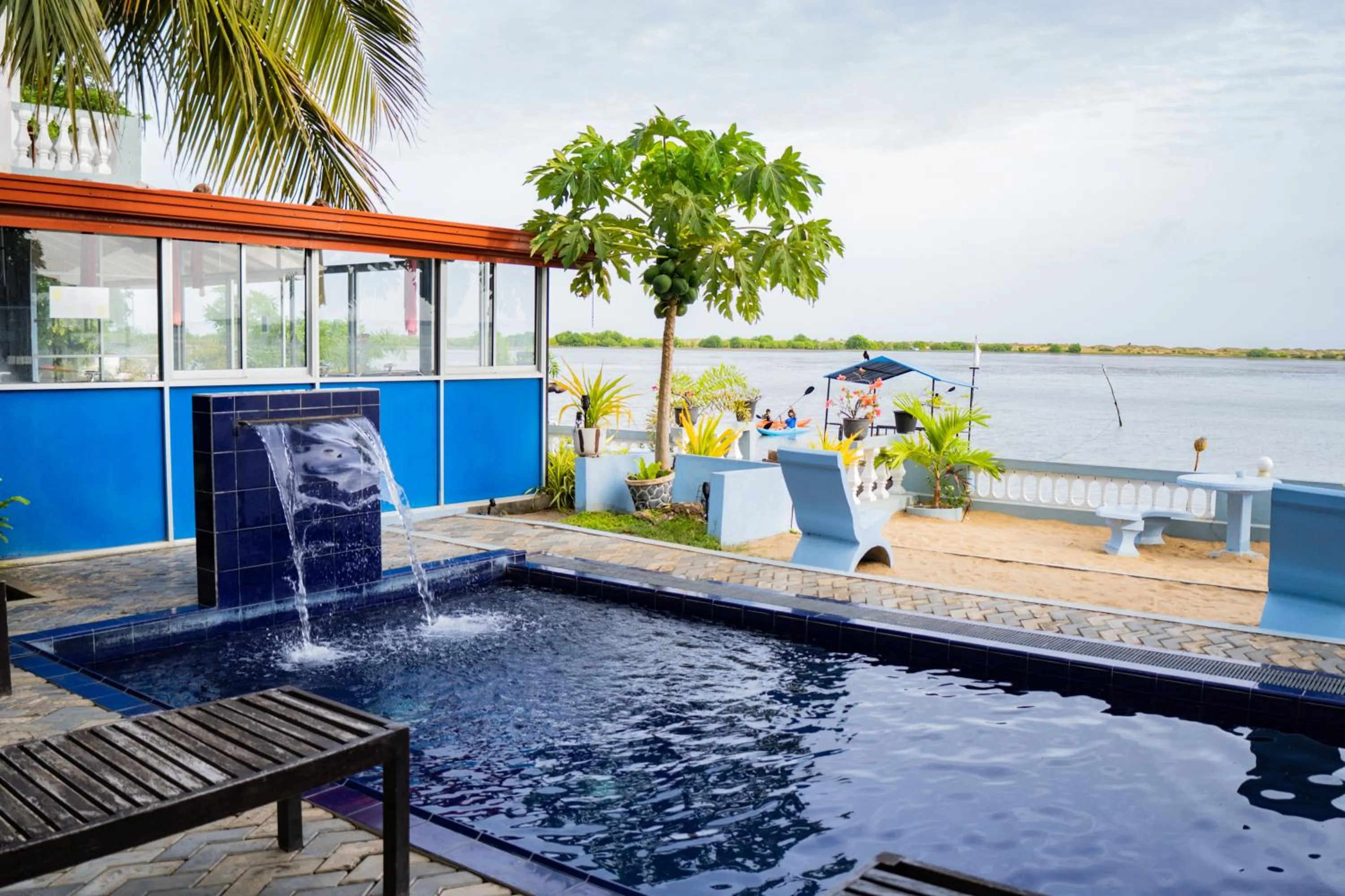Swimming pool in Dinuda Lagoon Hotel