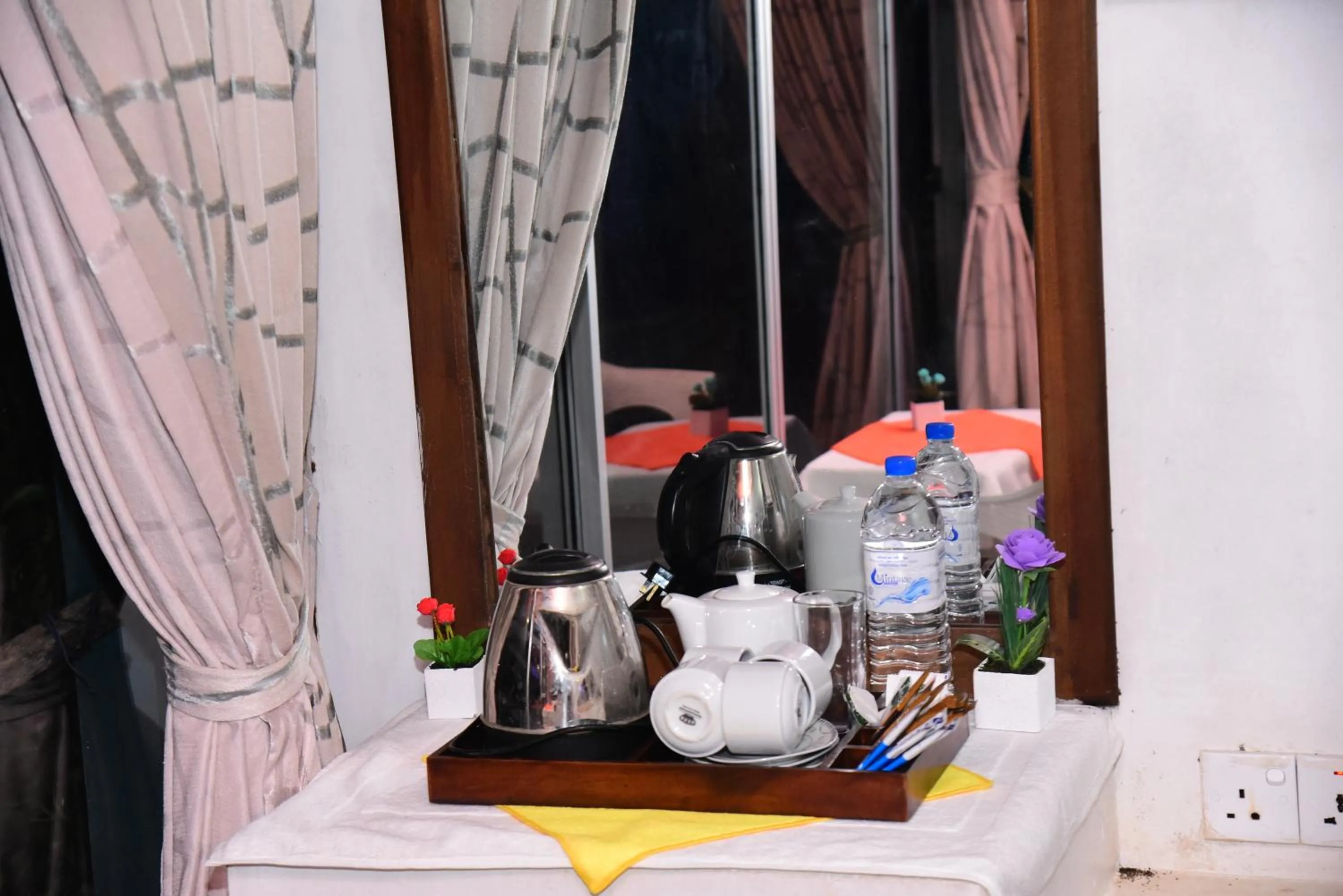 Coffee/tea facilities in Dinuda Lagoon Hotel