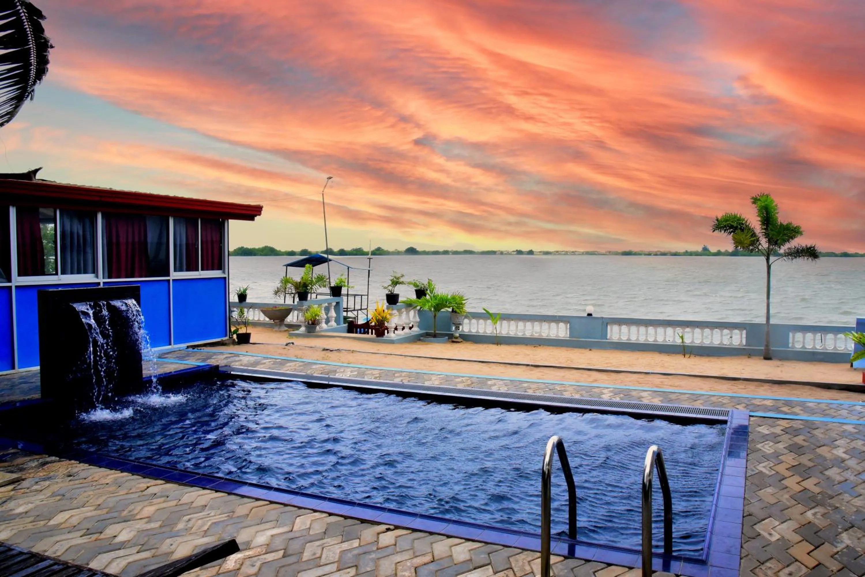 Swimming pool in Dinuda Lagoon Hotel