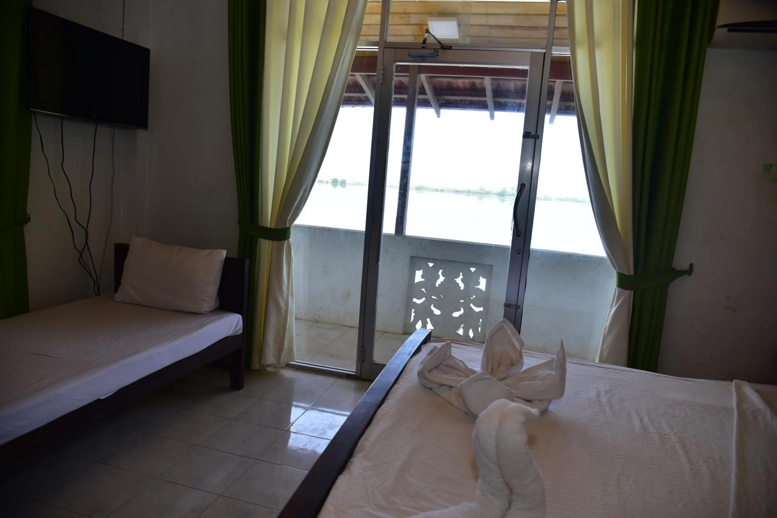 TV and multimedia, Bed in Dinuda Lagoon Hotel