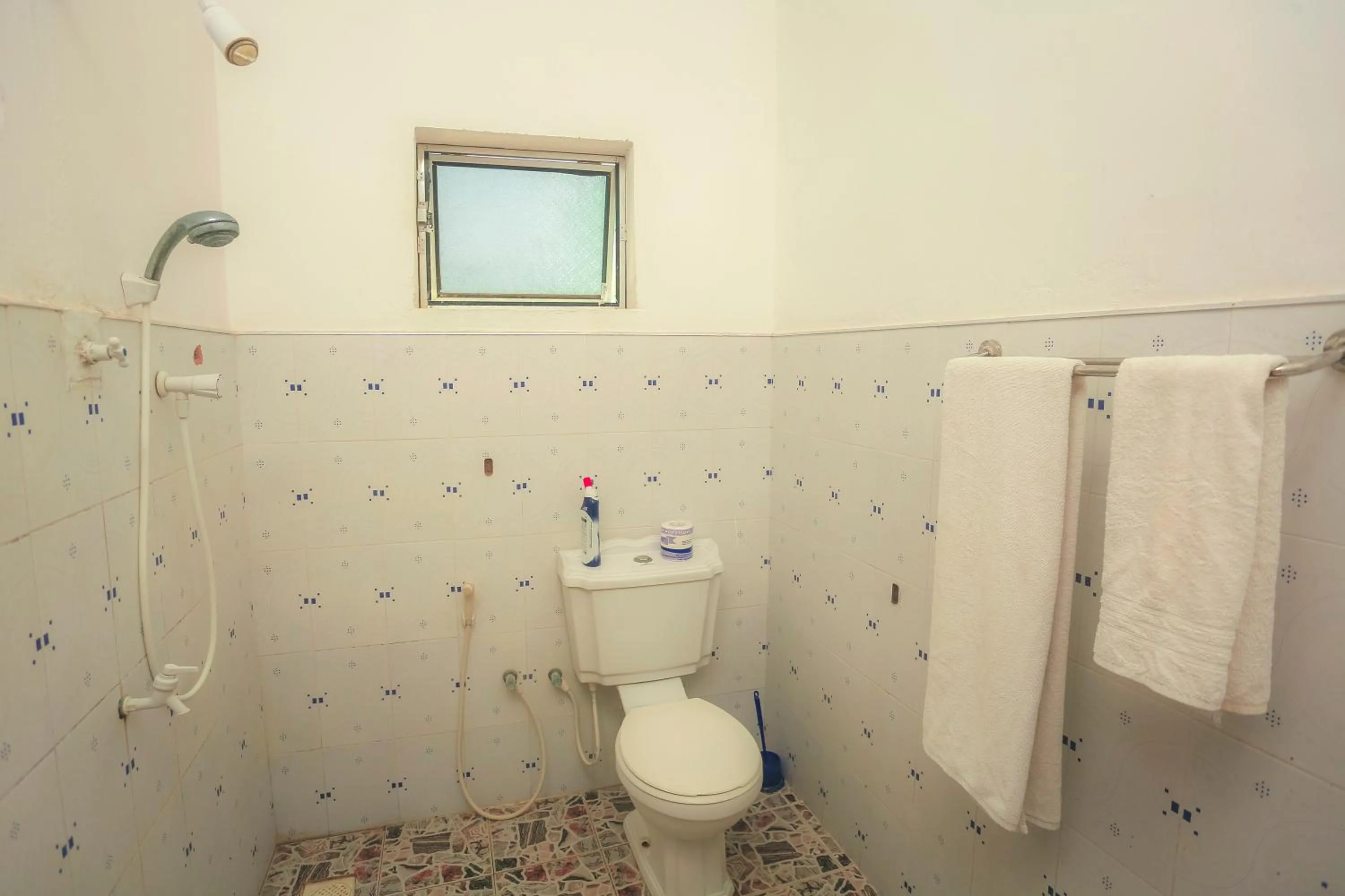 Bathroom in Dinuda Lagoon Hotel