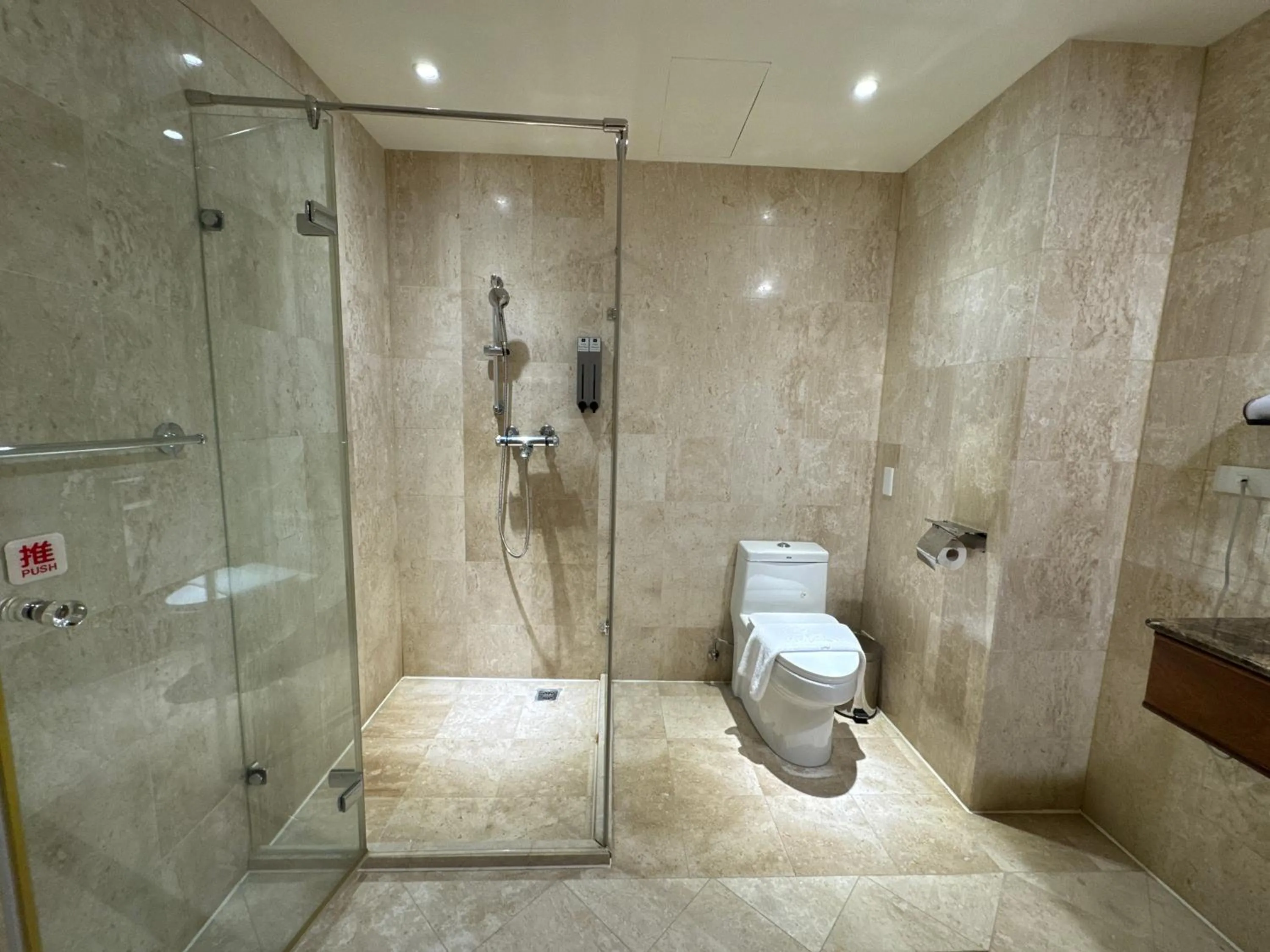 Shower in XinsheHotel - Chungli