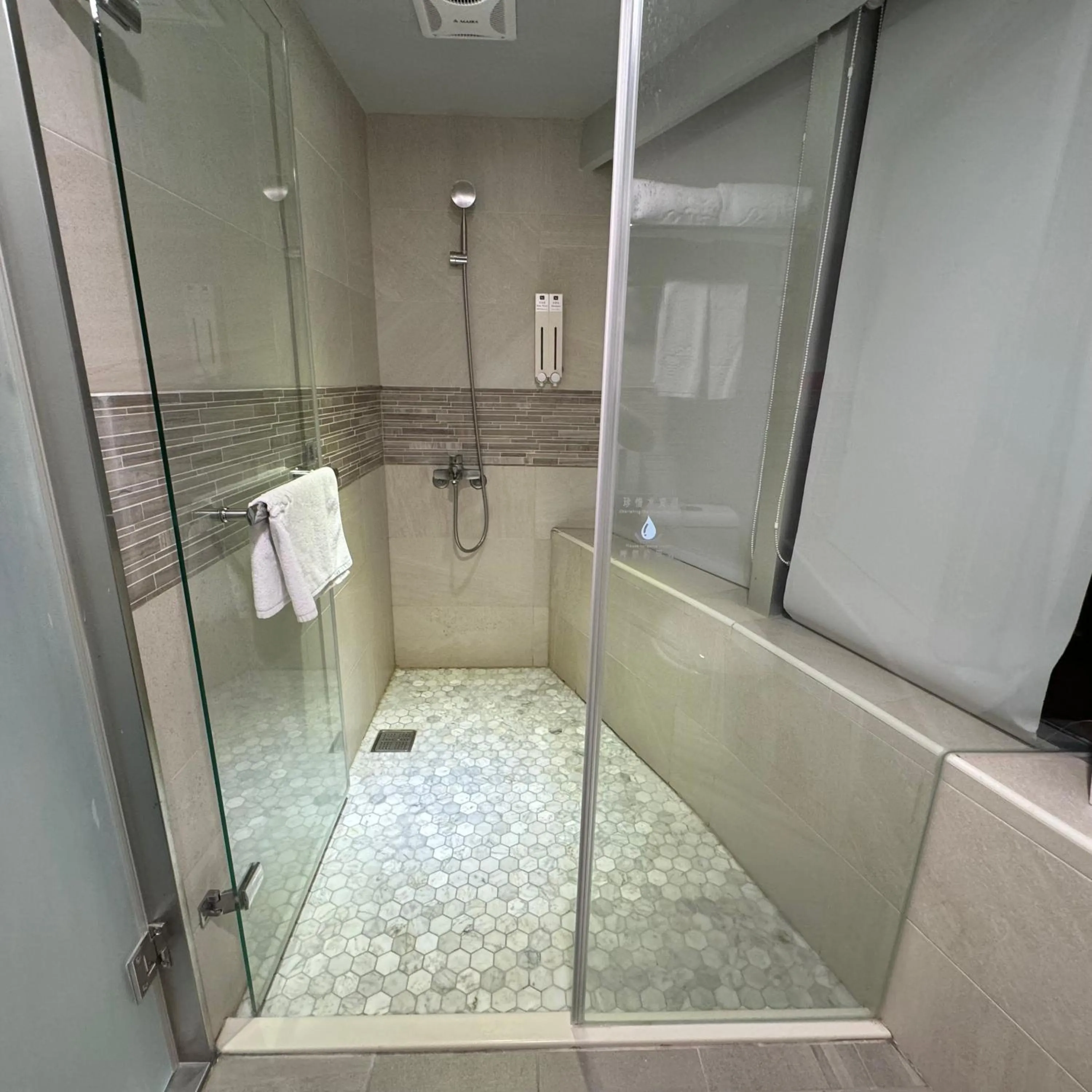 Shower in XinsheHotel - Chungli
