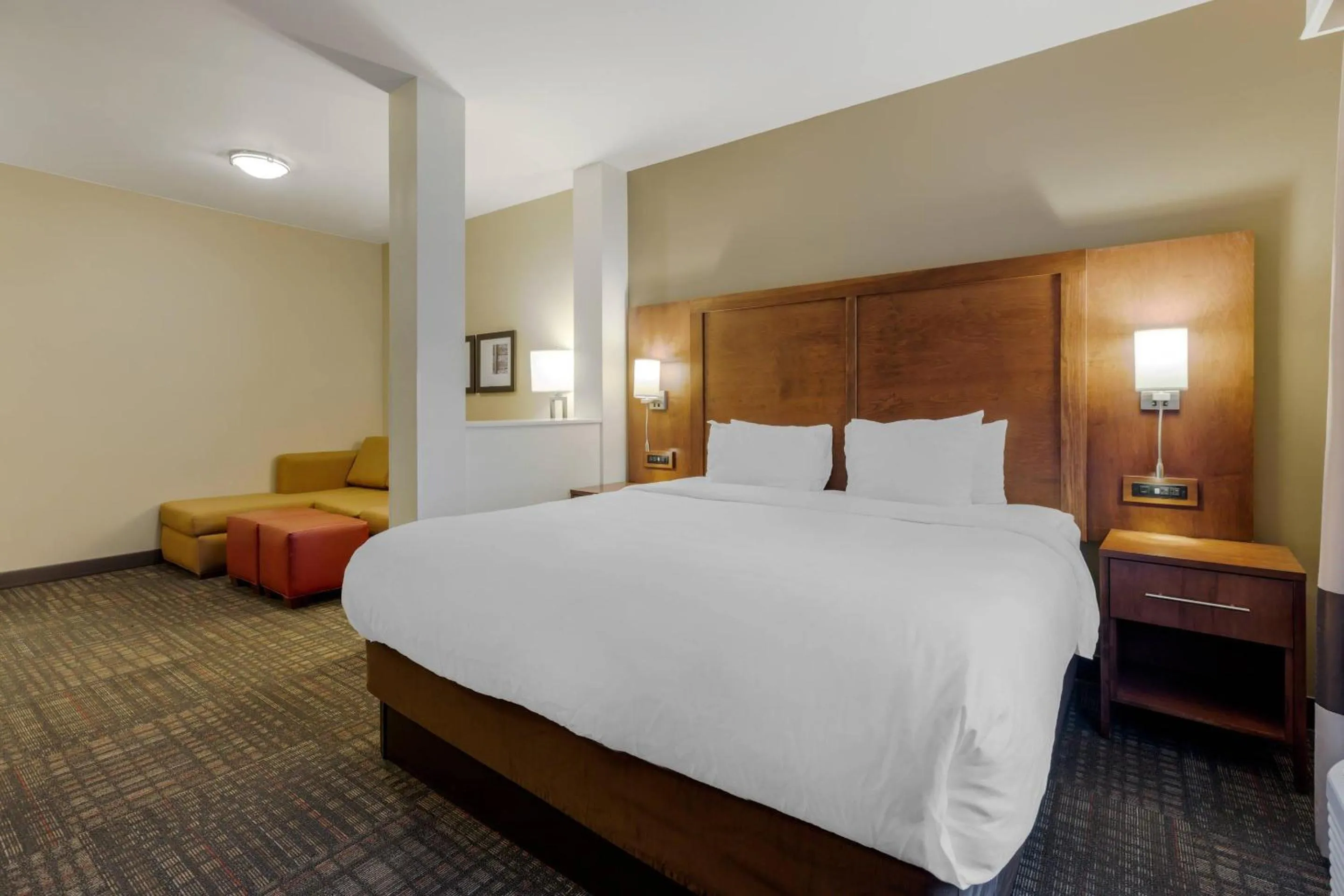 Bedroom, Bed in Comfort Suites Loveland