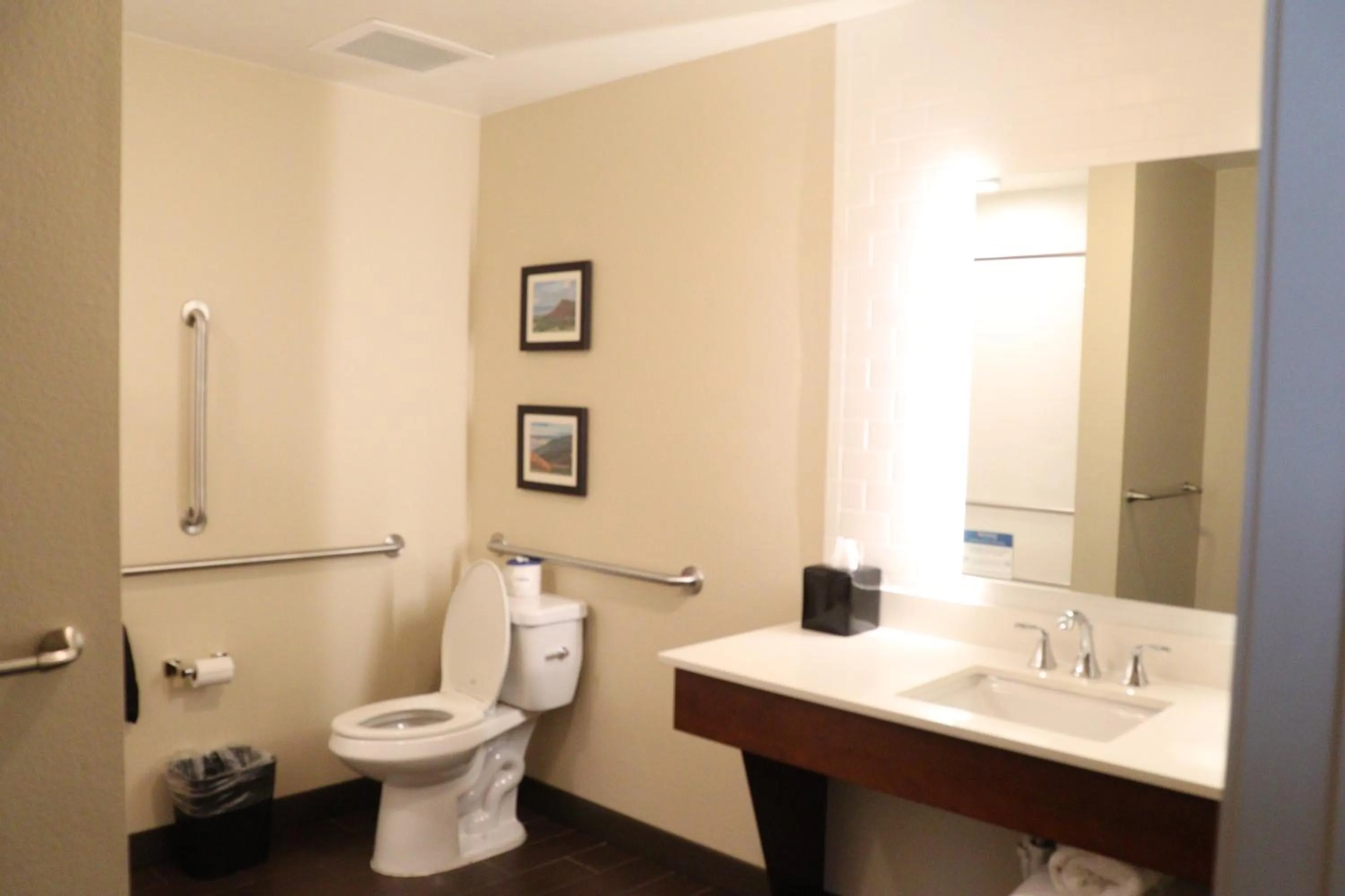 Bathroom in Comfort Suites Loveland