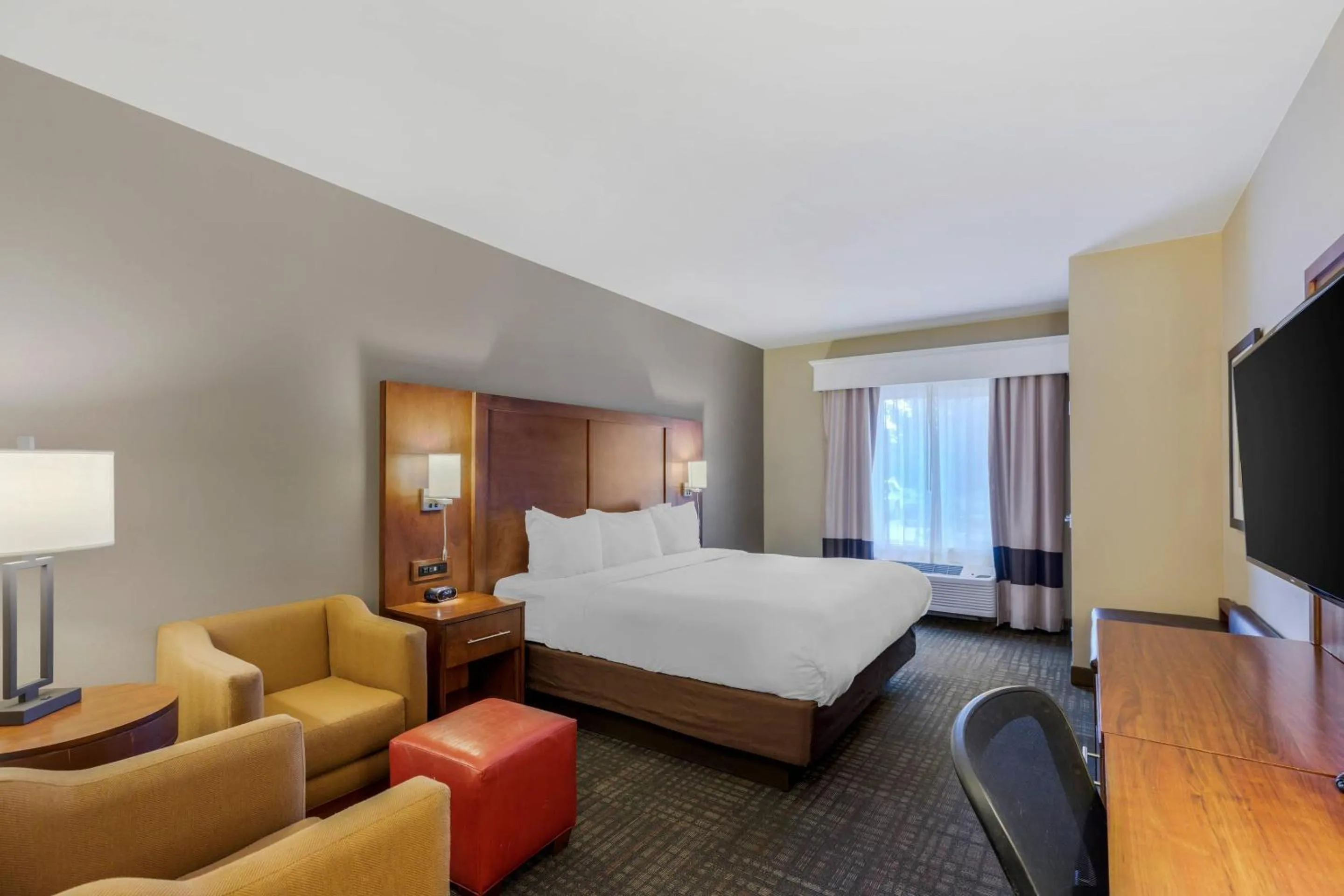 Bedroom, Bed in Comfort Suites Loveland