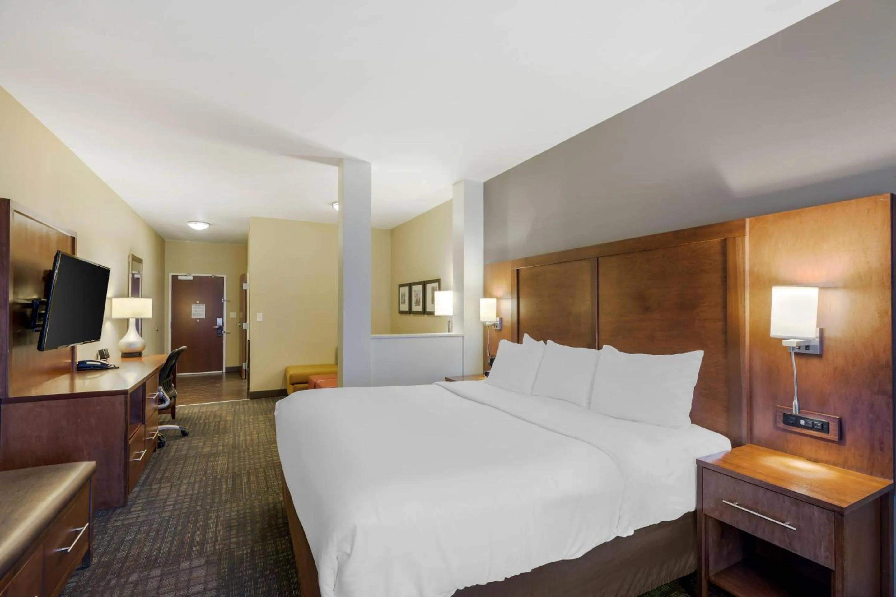 Bedroom, Bed in Comfort Suites Loveland