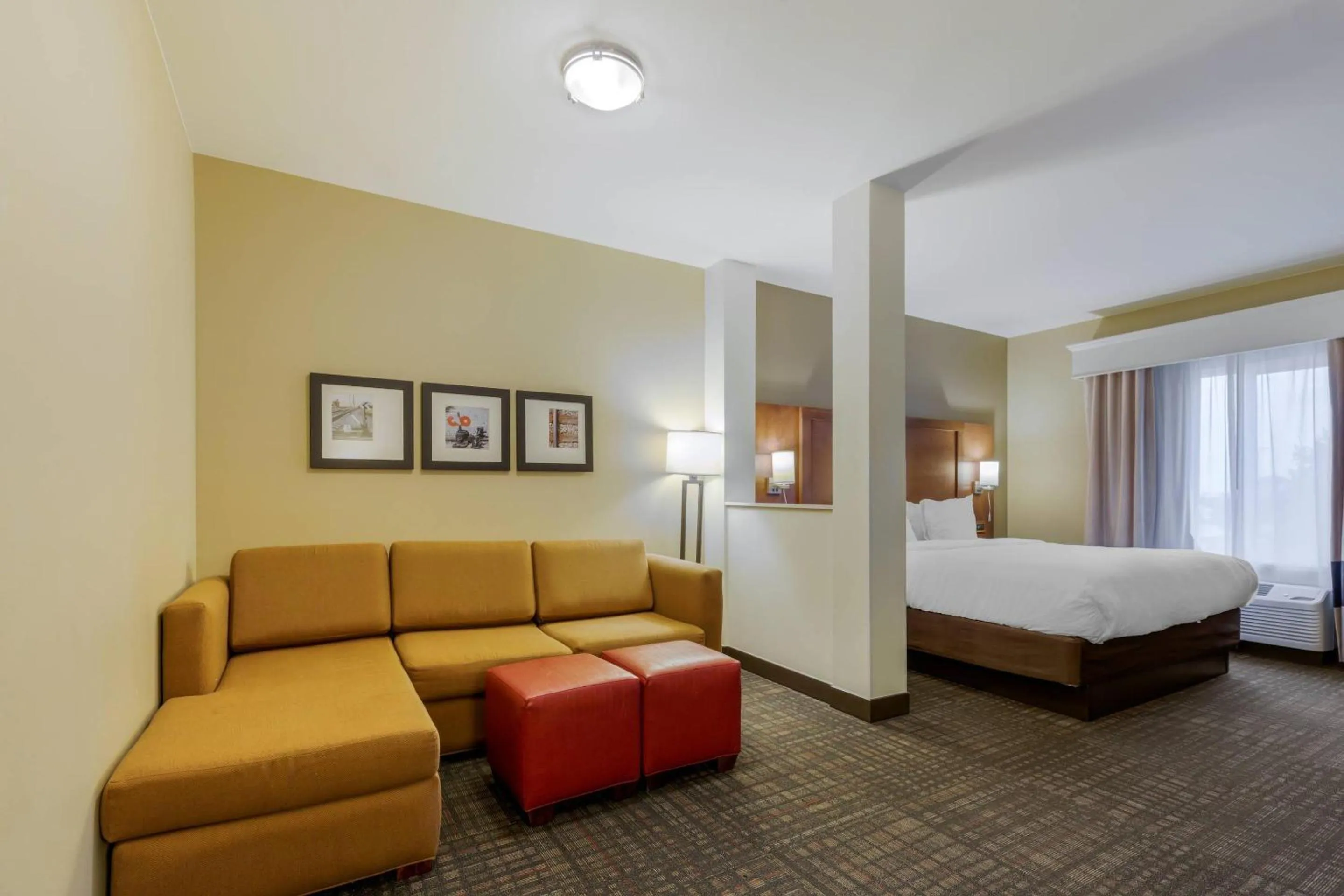 Bedroom, Bed in Comfort Suites Loveland