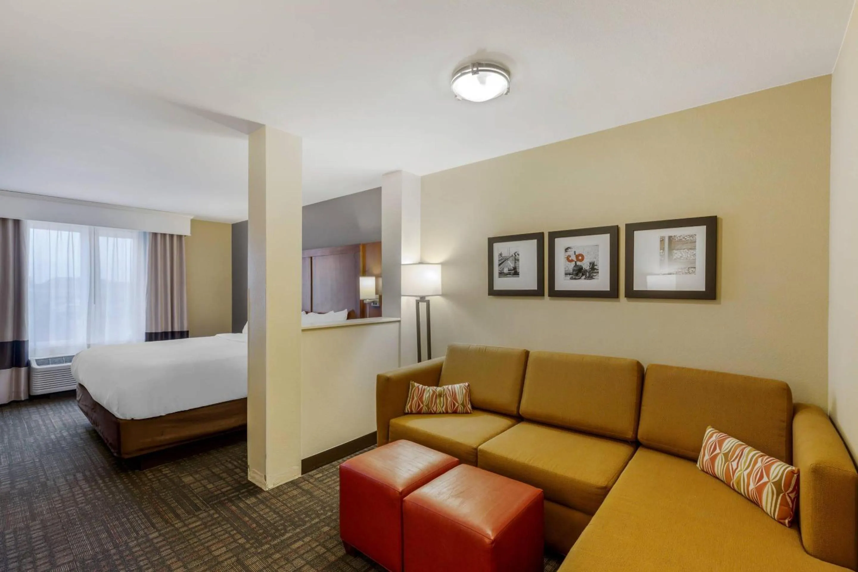 Bedroom, Bed in Comfort Suites Loveland