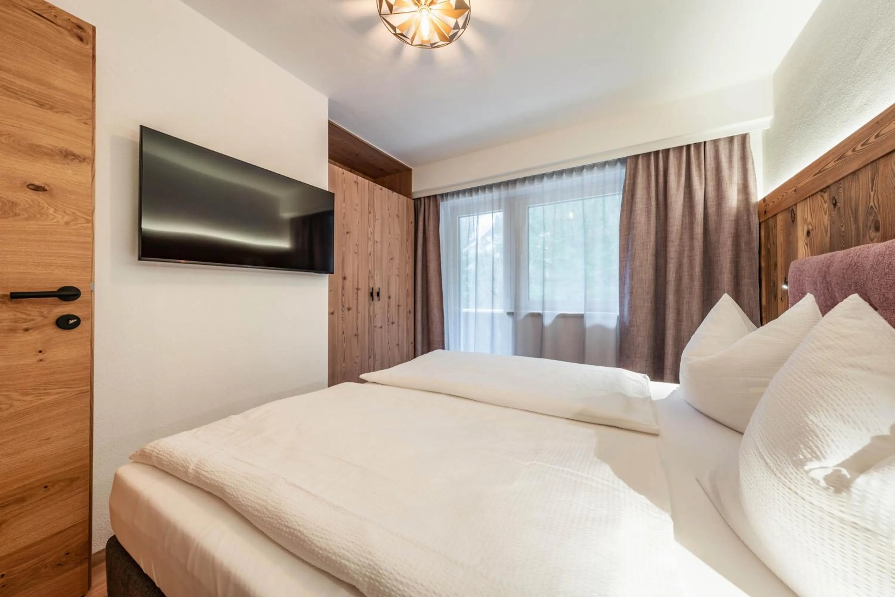 Bedroom, Bed in Montana Apartments