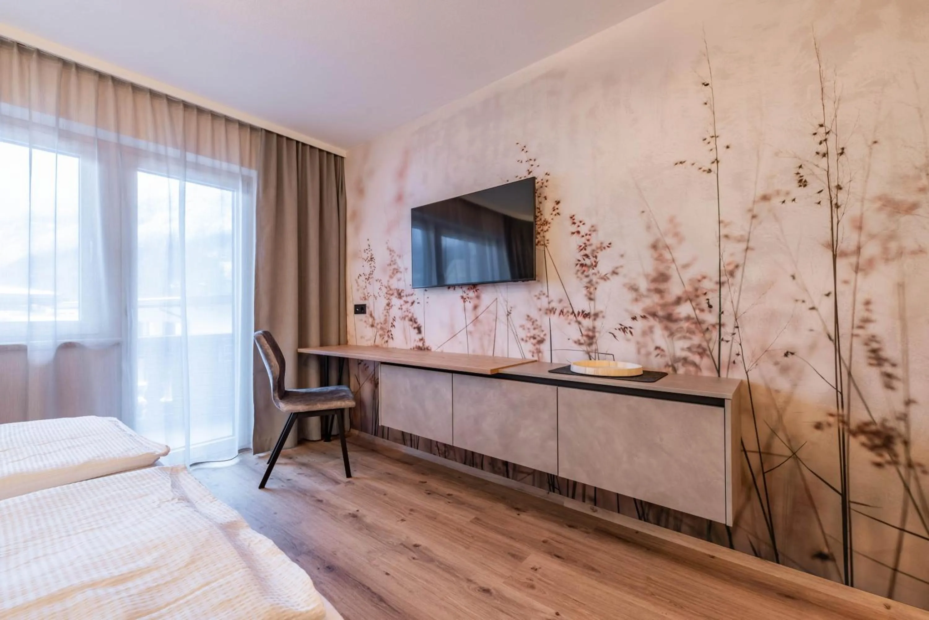 Seating area, Bed in Montana Apartments