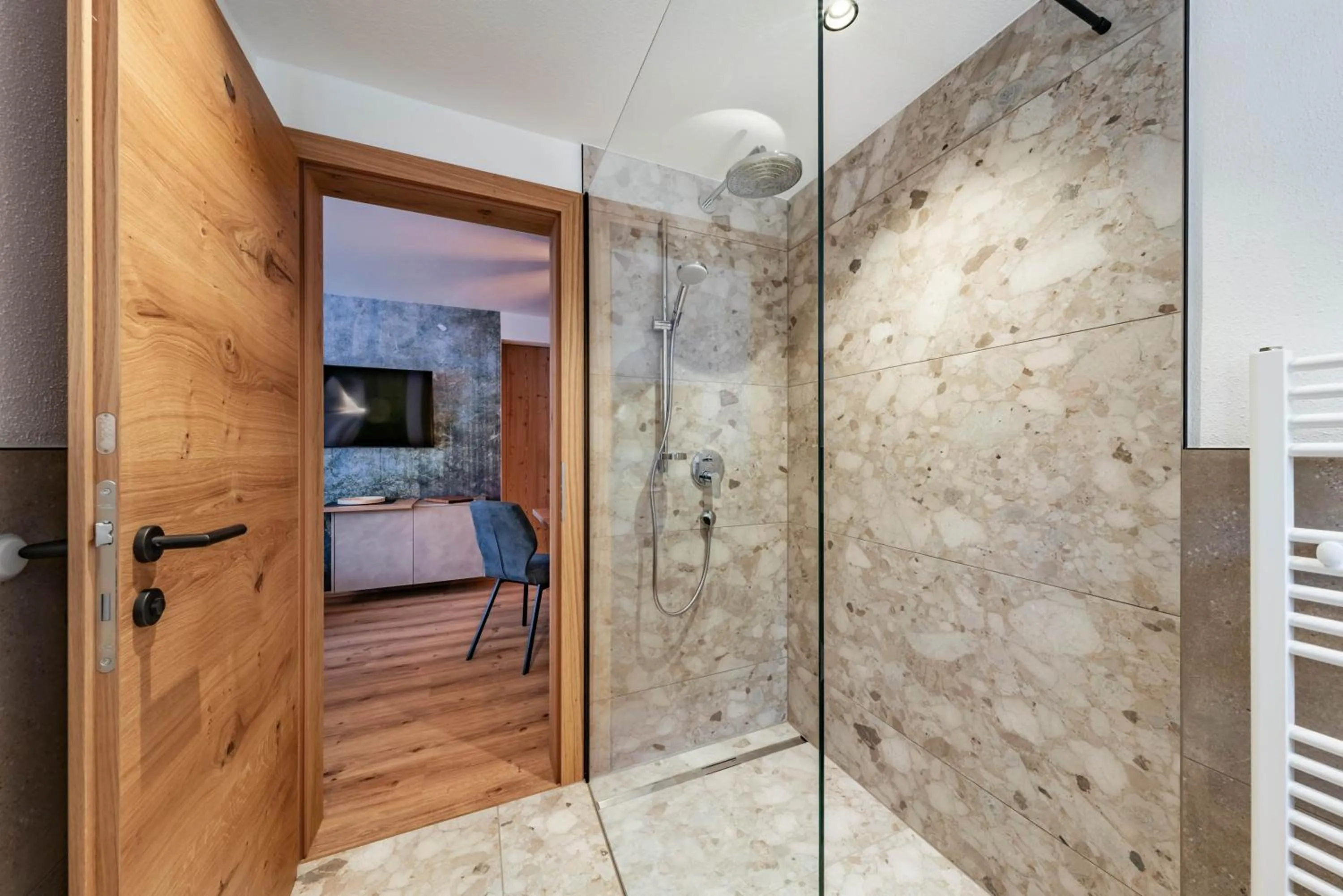 Shower, Bed in Montana Apartments