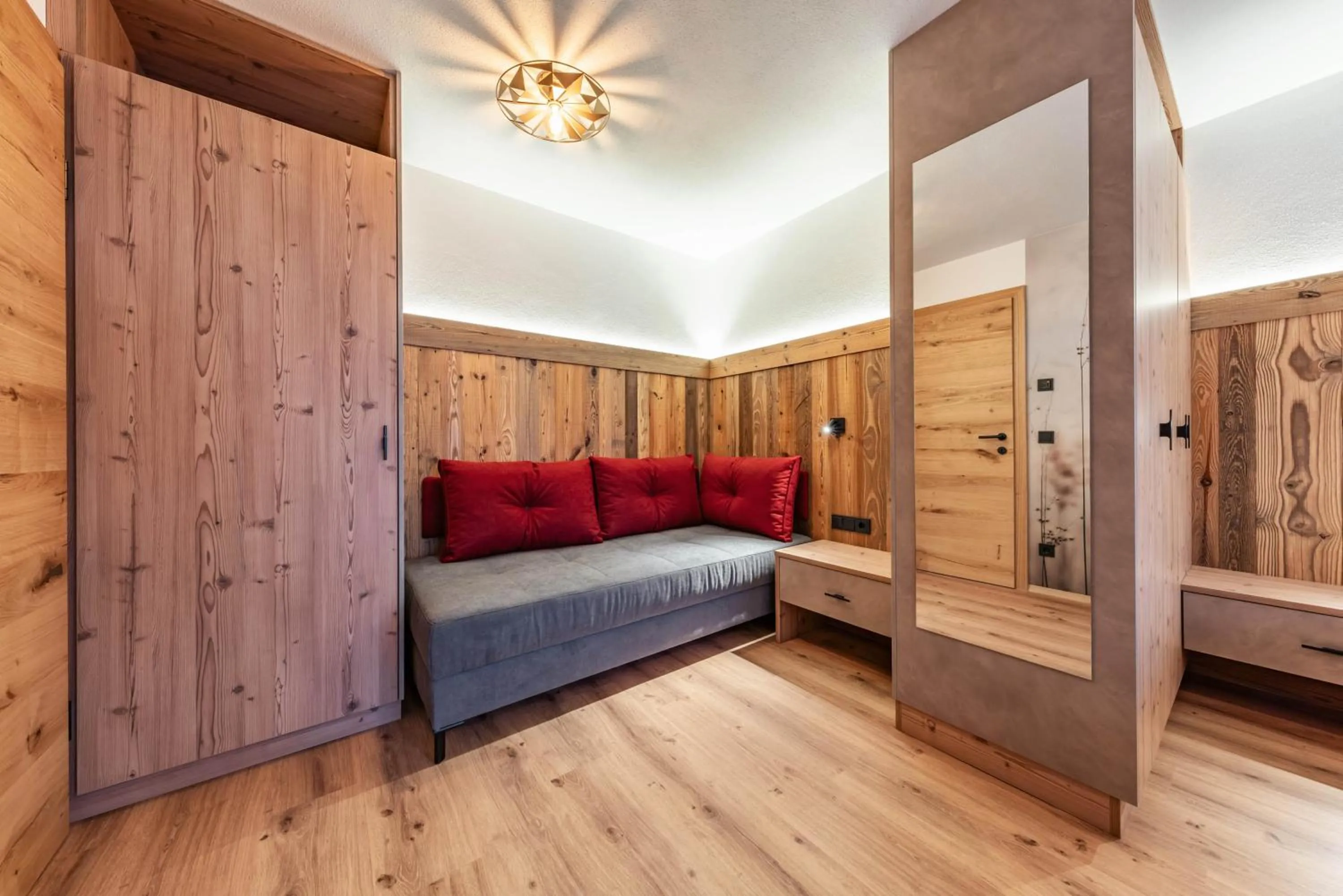 Seating area, Bed in Montana Apartments