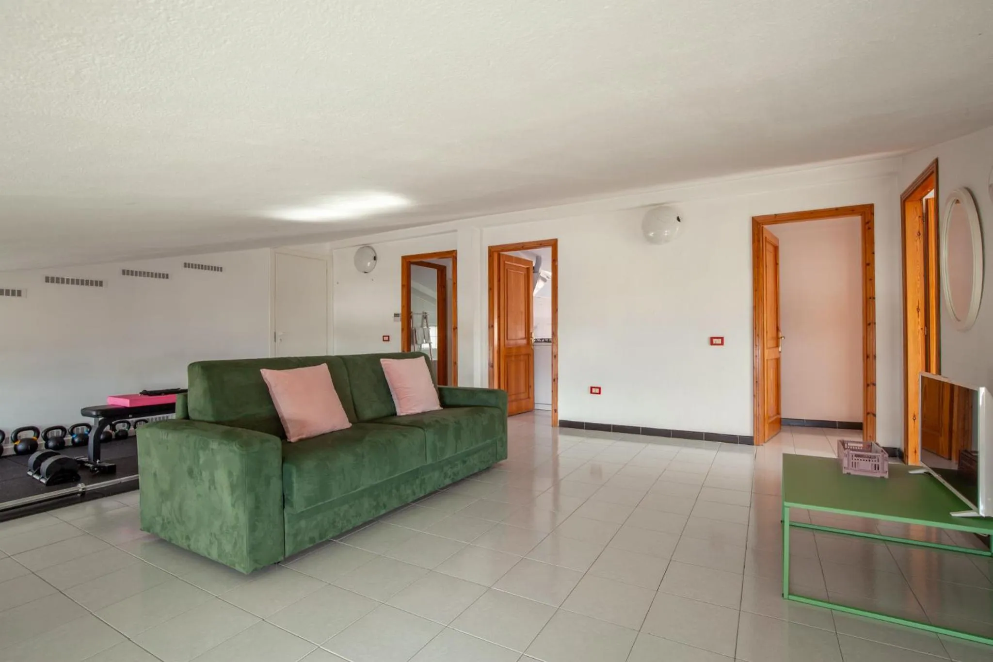 Communal lounge/ TV room in Spacebility Airport - self check-in