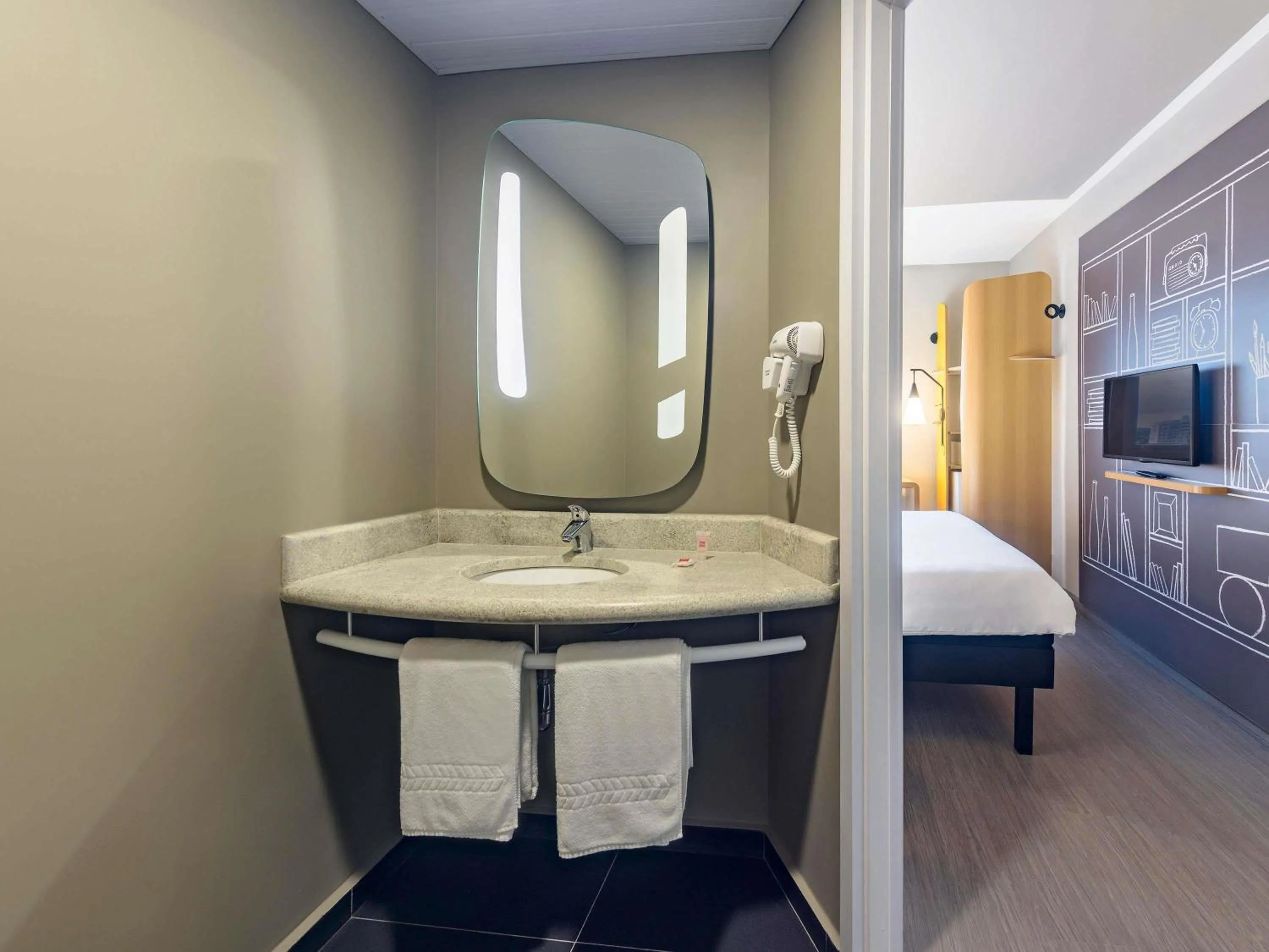 Bedroom, Bed in ibis Jacarei