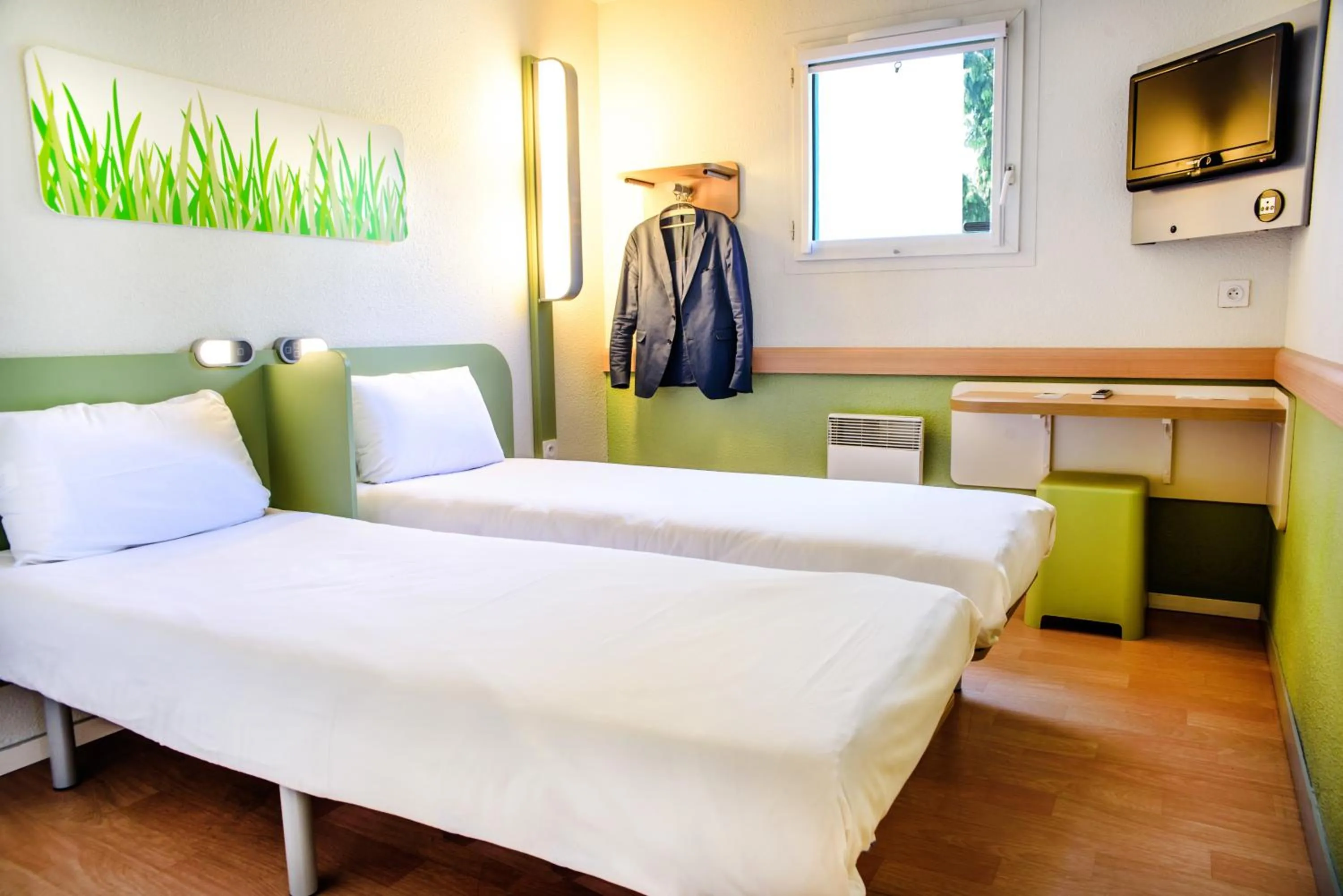 Photo of the whole room, Bed in ibis budget Valenciennes Petite-Forêt