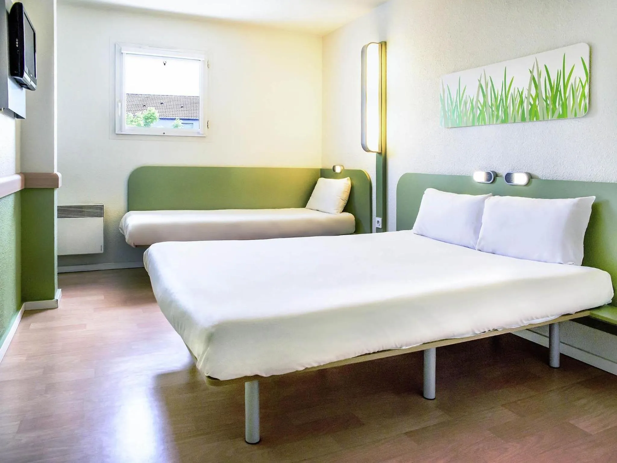 Bedroom, Bed in ibis budget Valenciennes Petite-Forêt