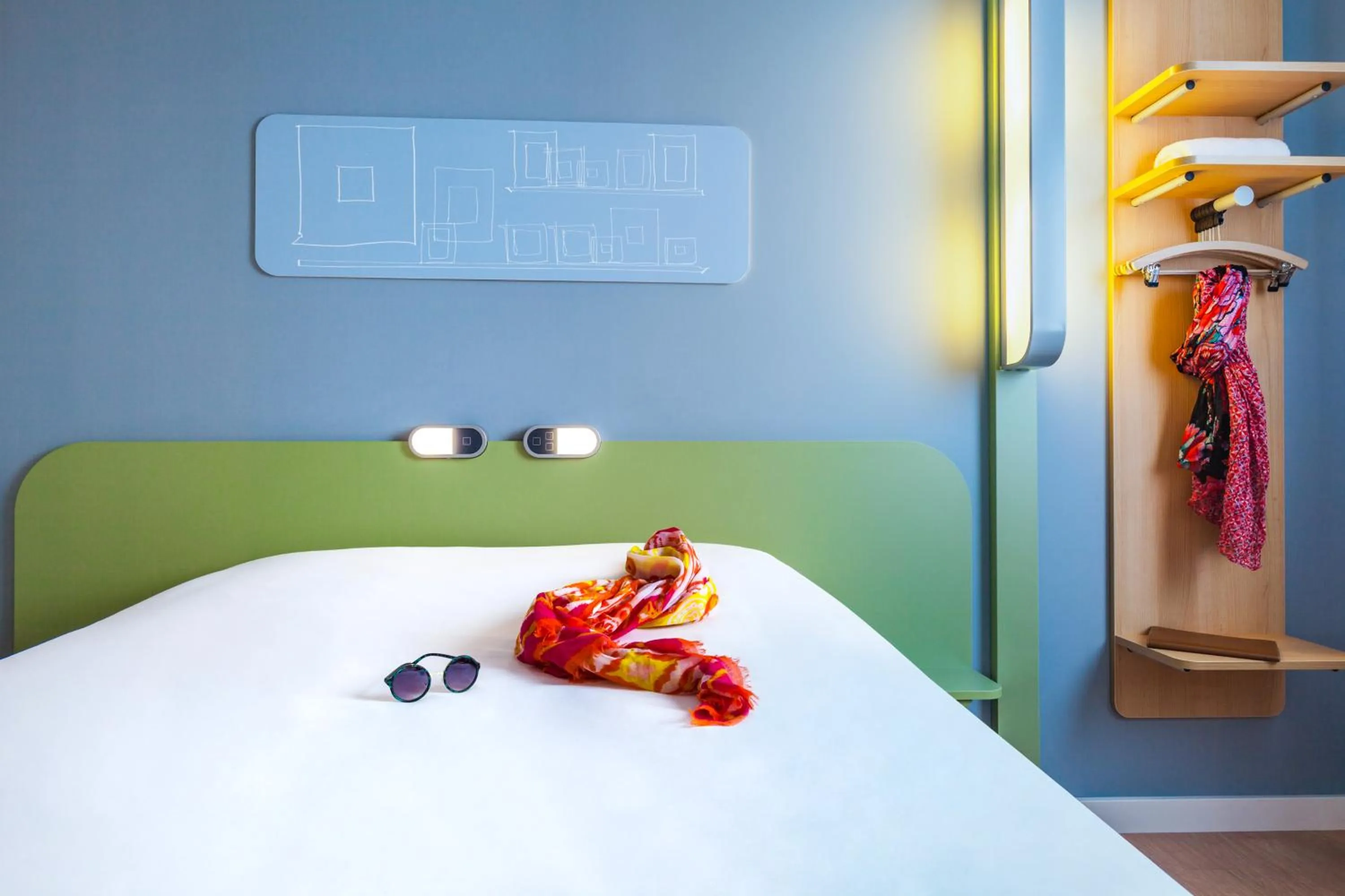 Photo of the whole room, Bed in ibis budget Valenciennes Petite-Forêt