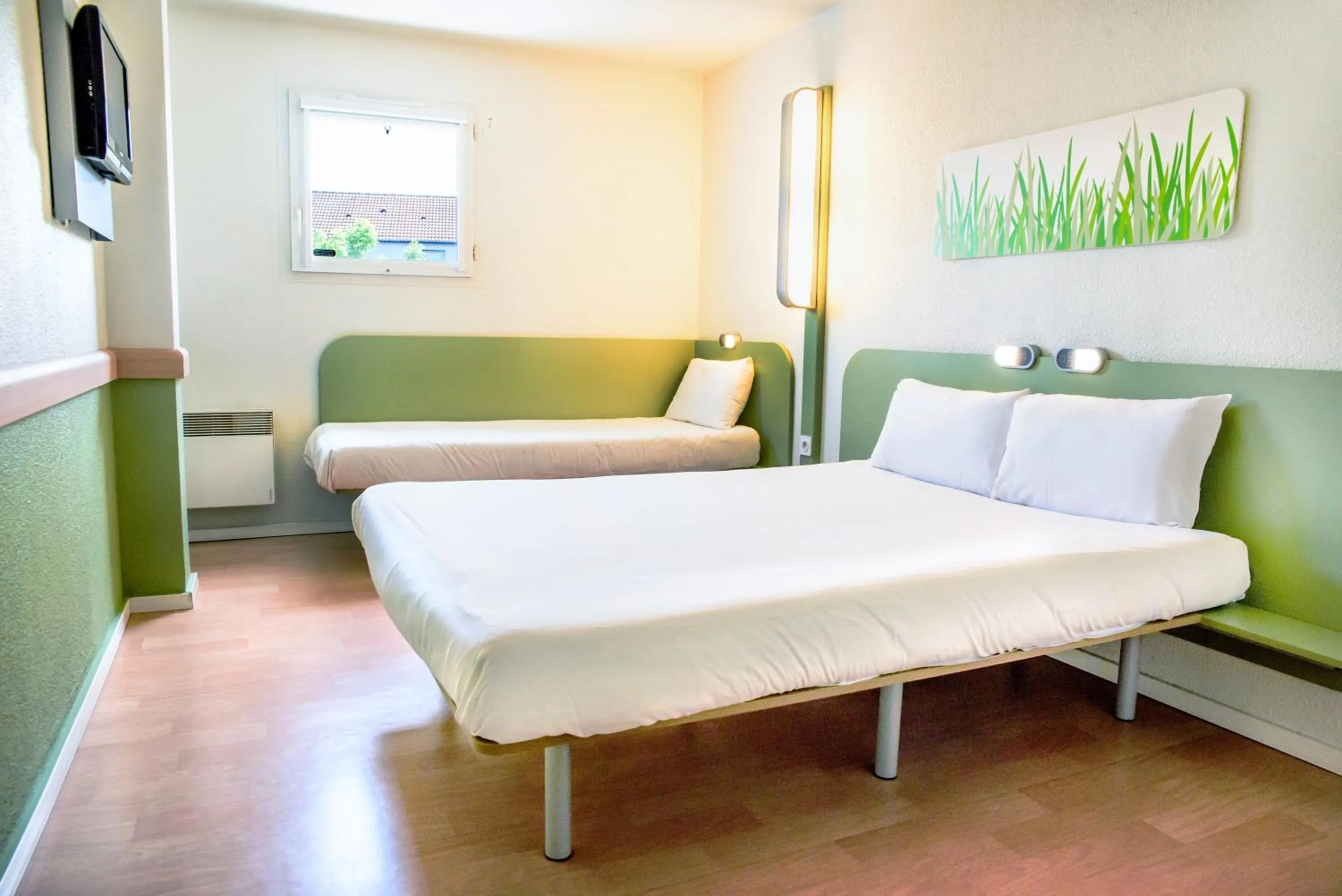 Photo of the whole room, Bed in ibis budget Valenciennes Petite-Forêt