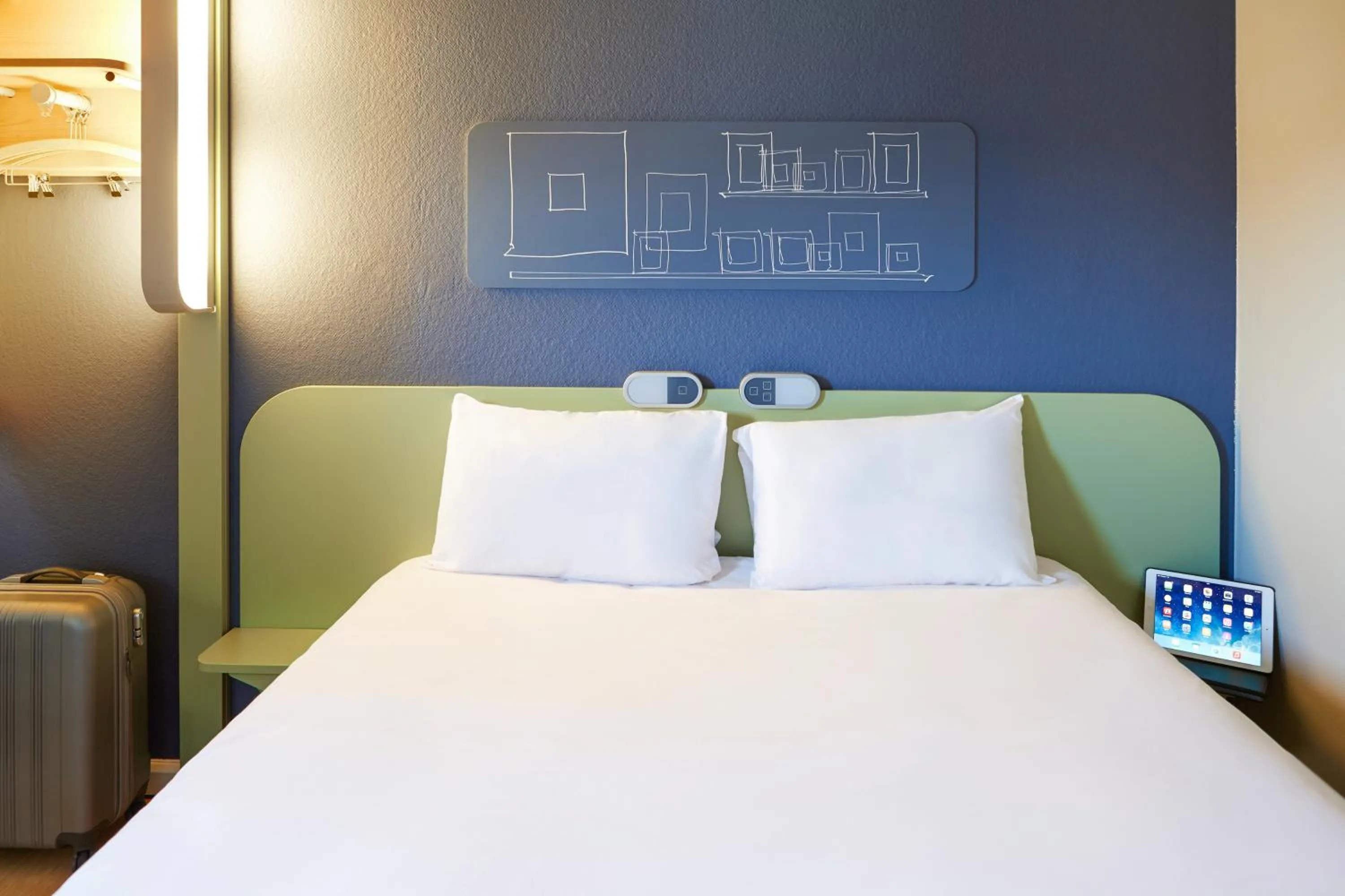 Photo of the whole room, Bed in ibis budget Valenciennes Petite-Forêt