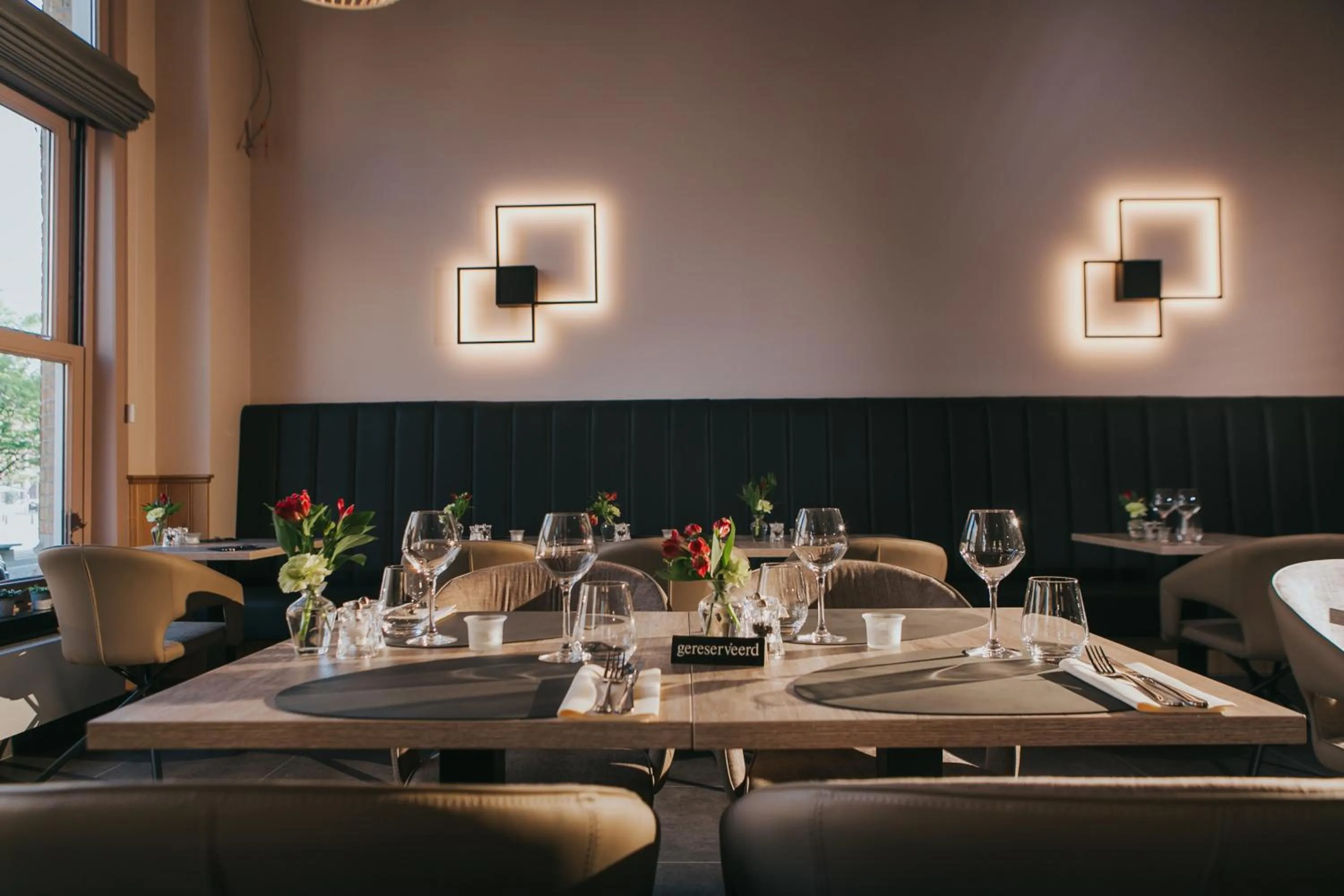 Restaurant/places to eat in Hotel New Regina