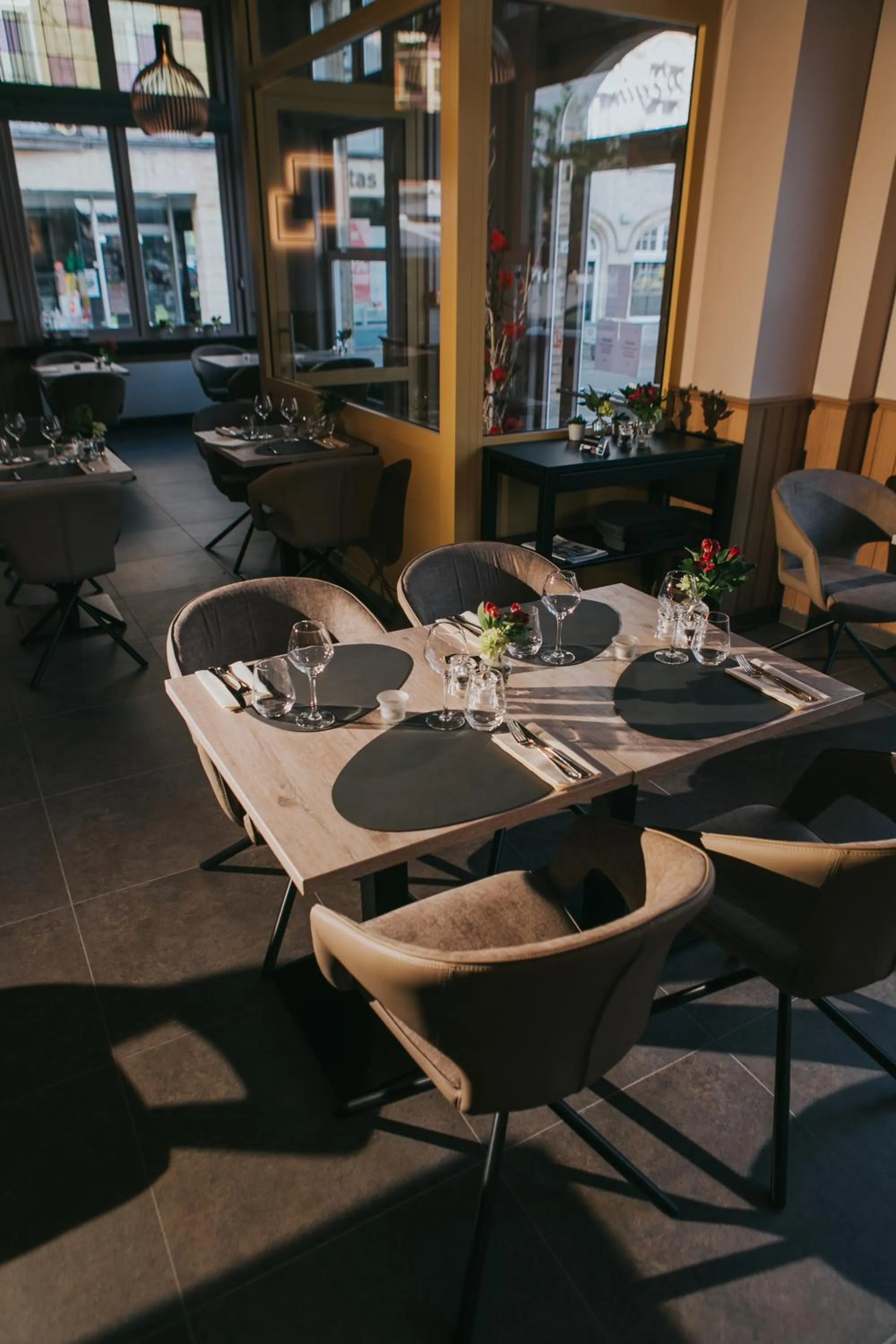 Restaurant/places to eat in Hotel New Regina