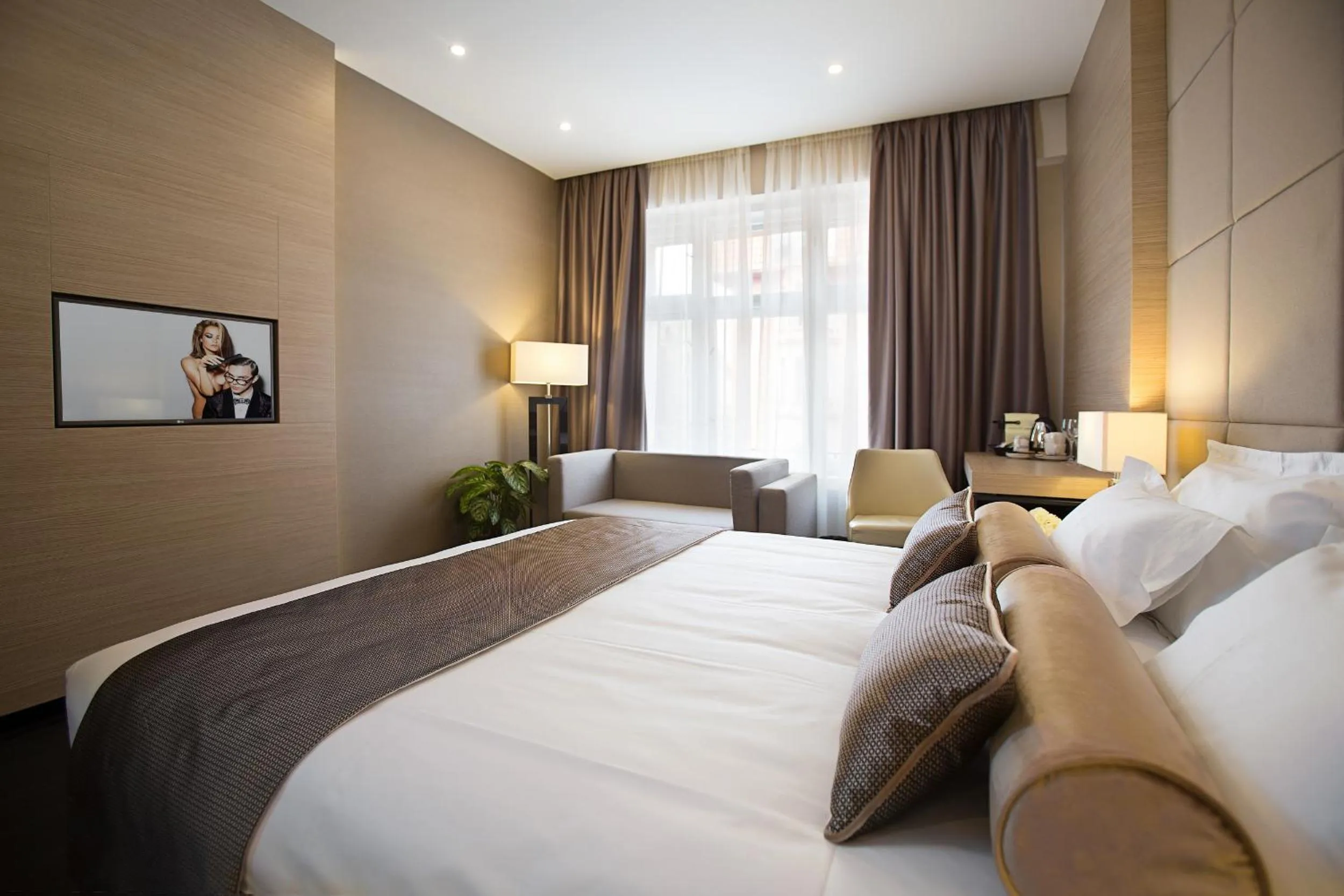 TV and multimedia, Bed in Dominic Smart & Luxury Suites - Republic Square