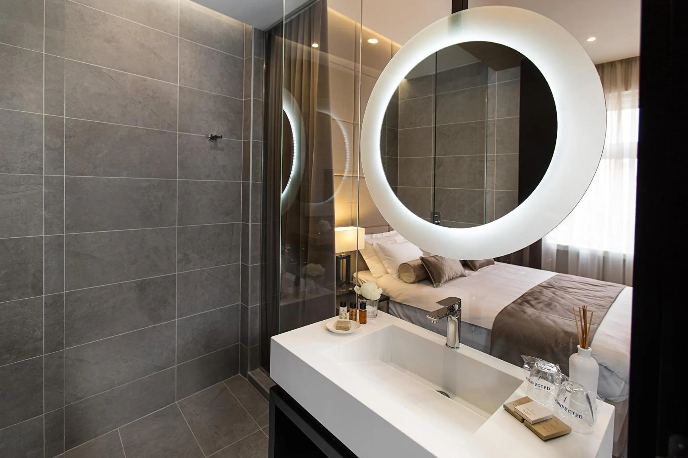 Bathroom, Bed in Dominic Smart & Luxury Suites - Republic Square