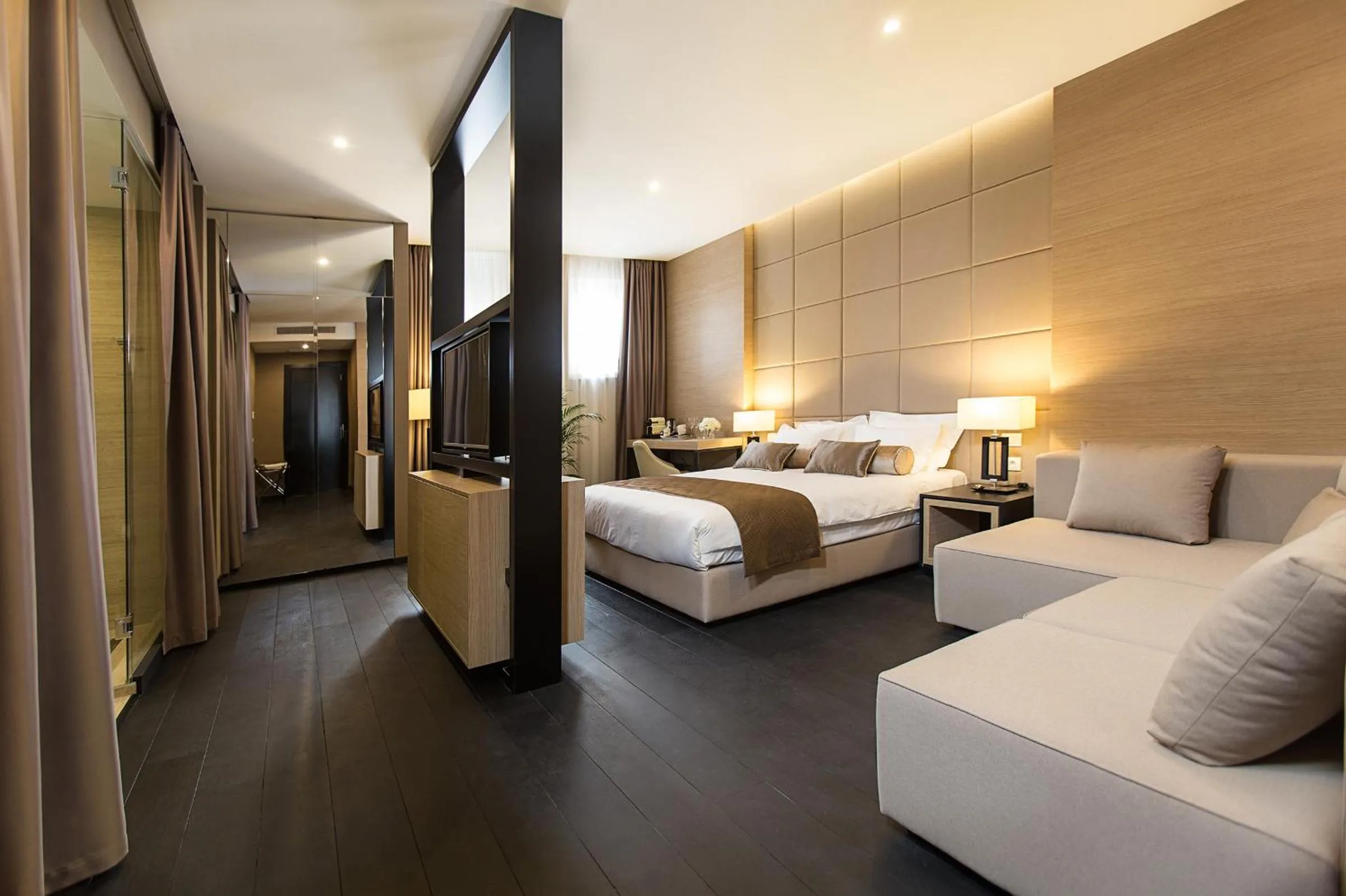 TV and multimedia, Bed in Dominic Smart & Luxury Suites - Republic Square