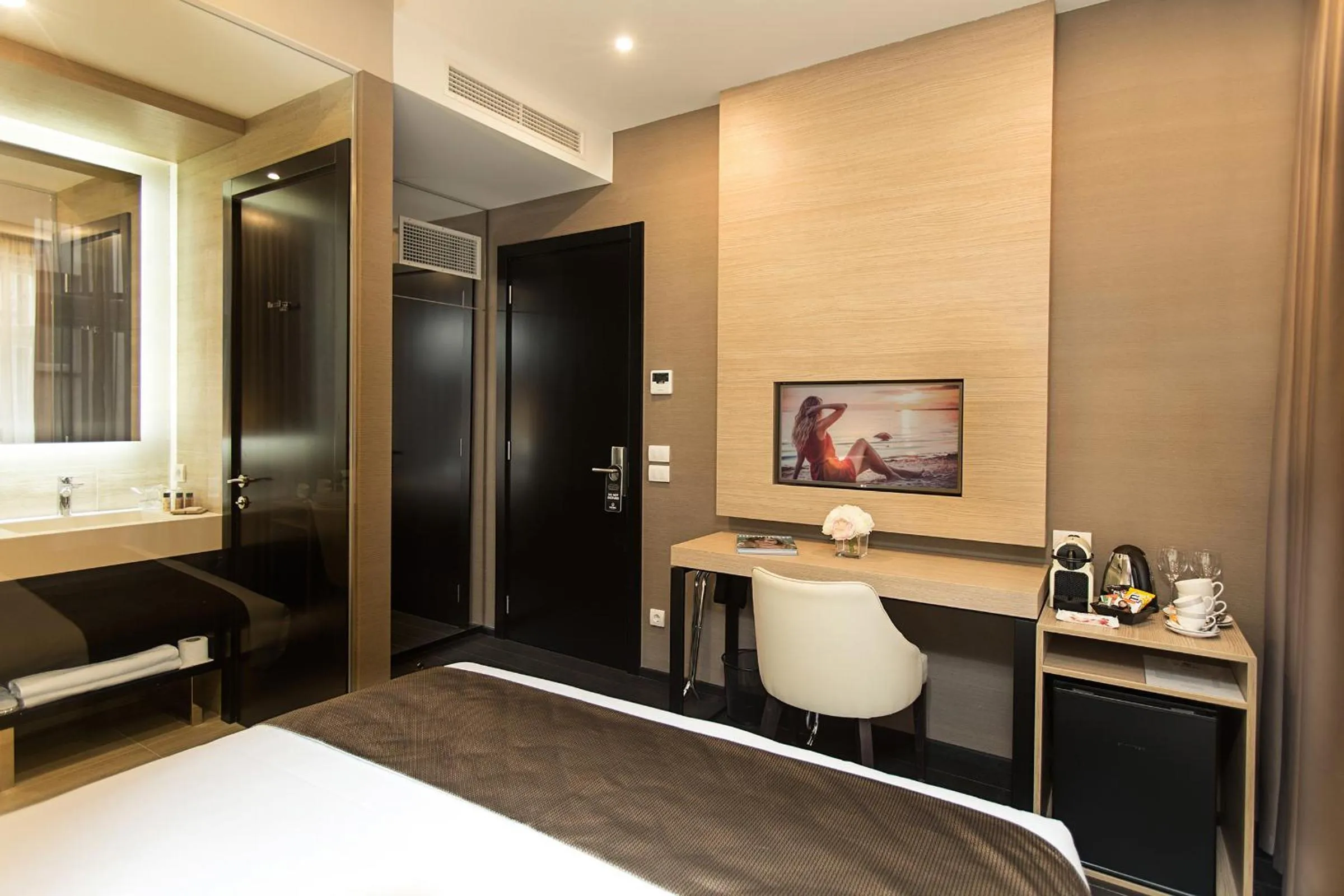 TV and multimedia, Bed in Dominic Smart & Luxury Suites - Republic Square